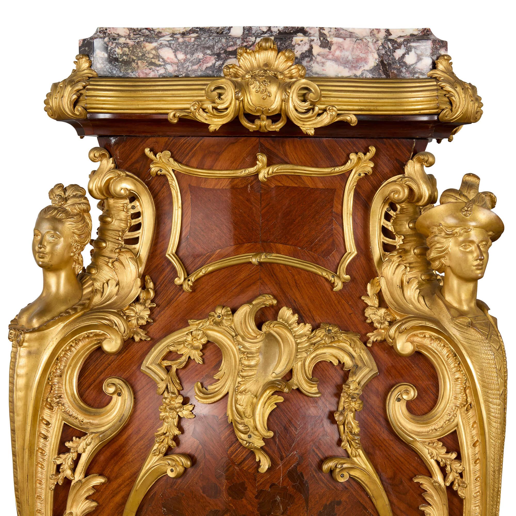 Paire d'anciens guéridons français Louis XV en marqueterie de marbre et d'orfèvrerie Wood Bon état - En vente à London, GB