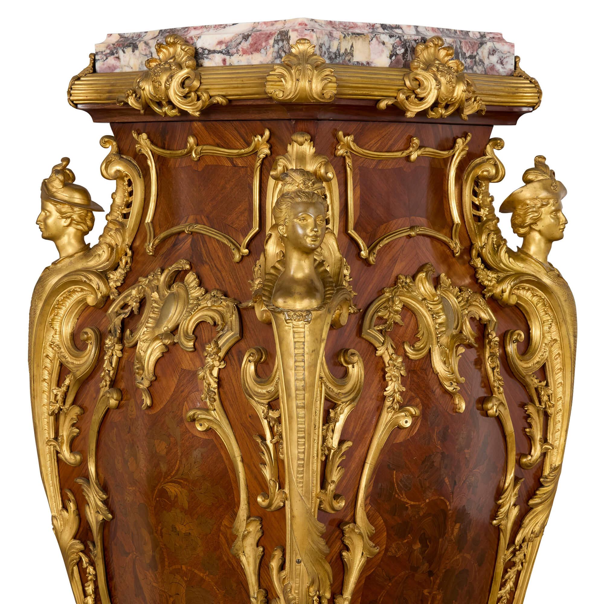 XIXe siècle Paire d'anciens guéridons français Louis XV en marqueterie de marbre et d'orfèvrerie Wood en vente