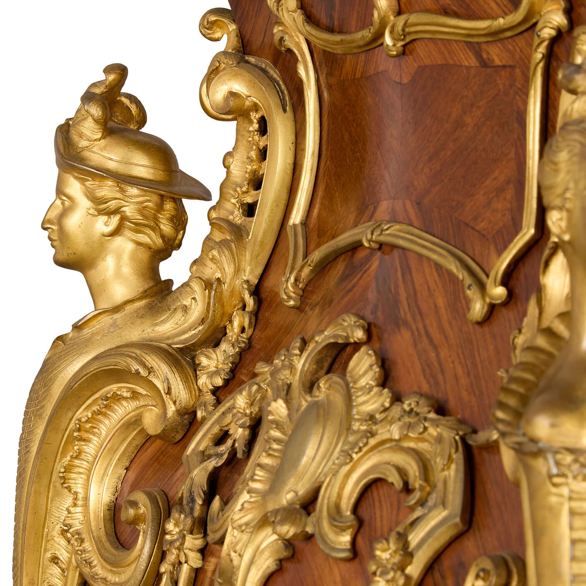 Bronze doré Paire d'anciens guéridons français Louis XV en marqueterie de marbre et d'orfèvrerie Wood en vente