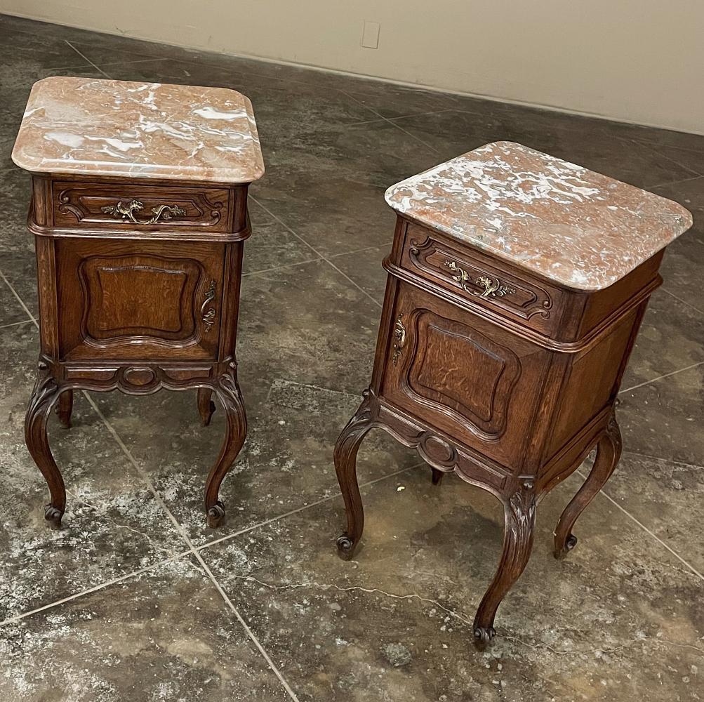 Paire de tables de nuit anciennes françaises Louis XV à plateau en marbre Bon état - En vente à Dallas, TX
