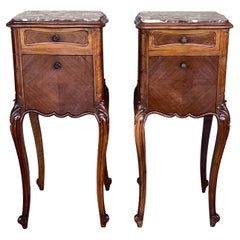 Paire d
anciennes tables de nuit Louis XV à plateau en marbre Paire d
anciennes tables de nuit Louis XV à plateau en marbre