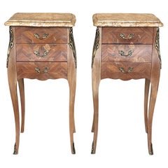 Paire de tables de nuit françaises anciennes de style Louis XV avec plateau en marbre