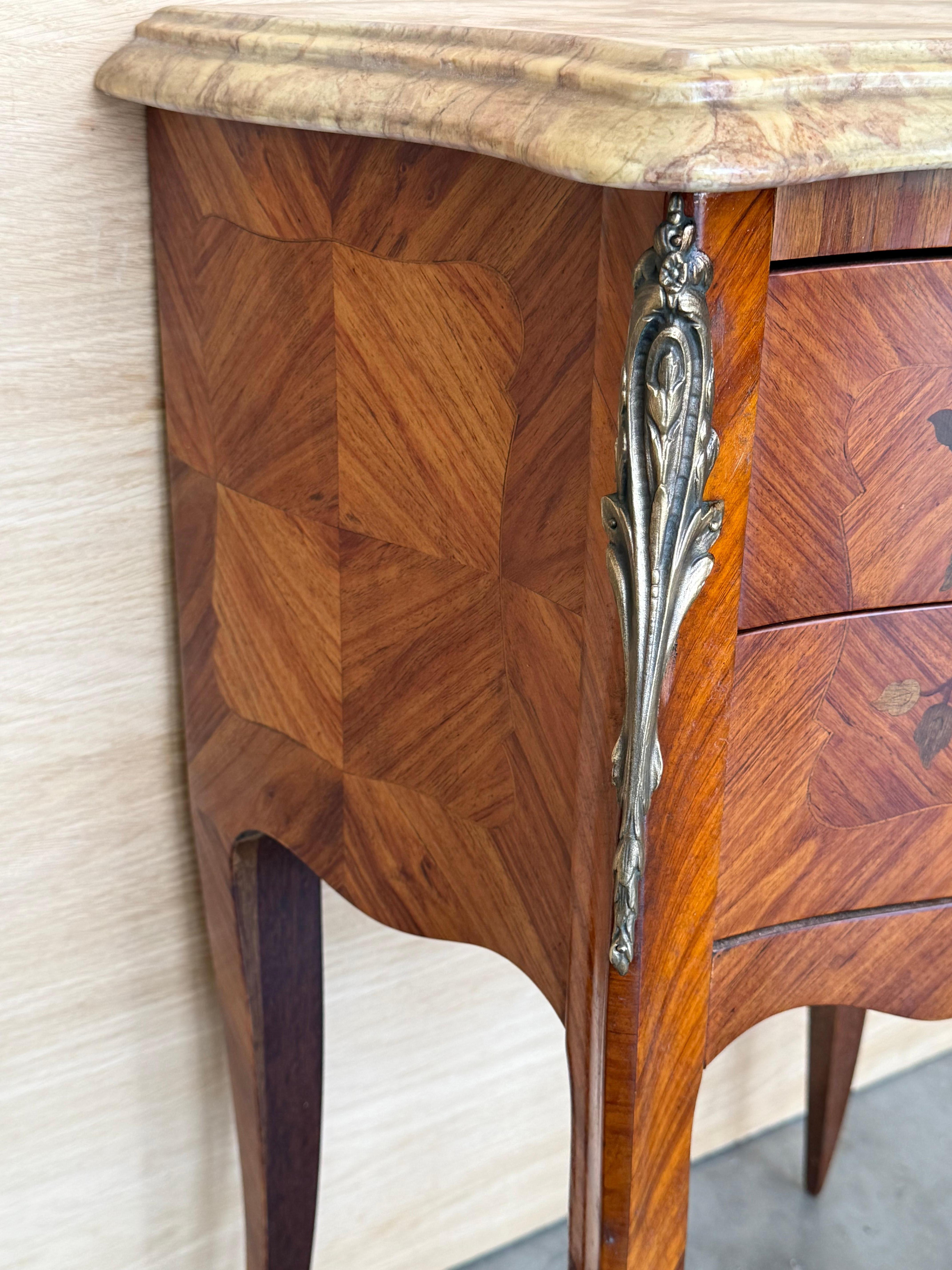 Paire de tables de nuit françaises anciennes de style Louis XV avec deux tiroirs en vente 3