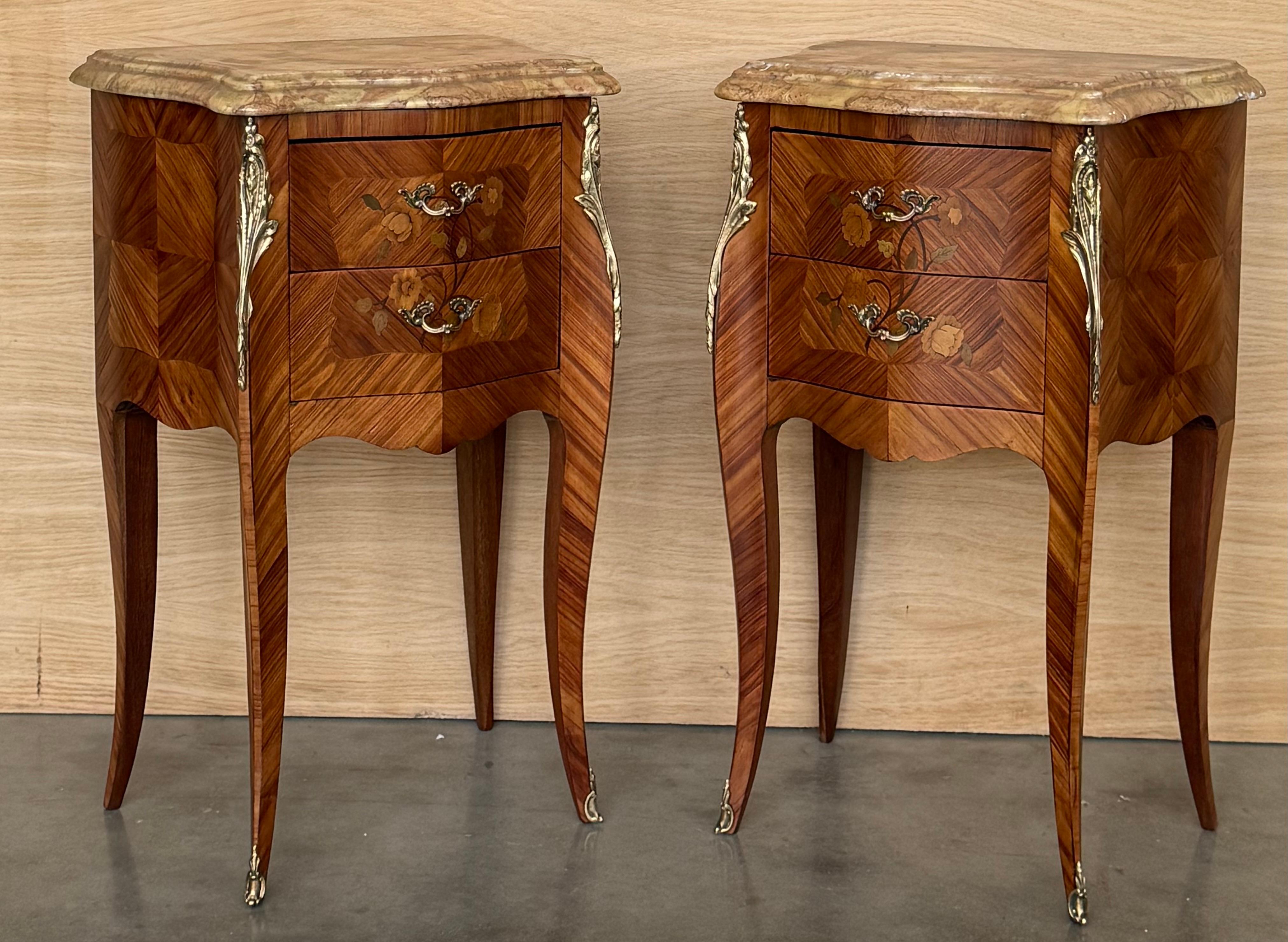 Paire de tables de nuit françaises anciennes de style Louis XV avec deux tiroirs en vente 3