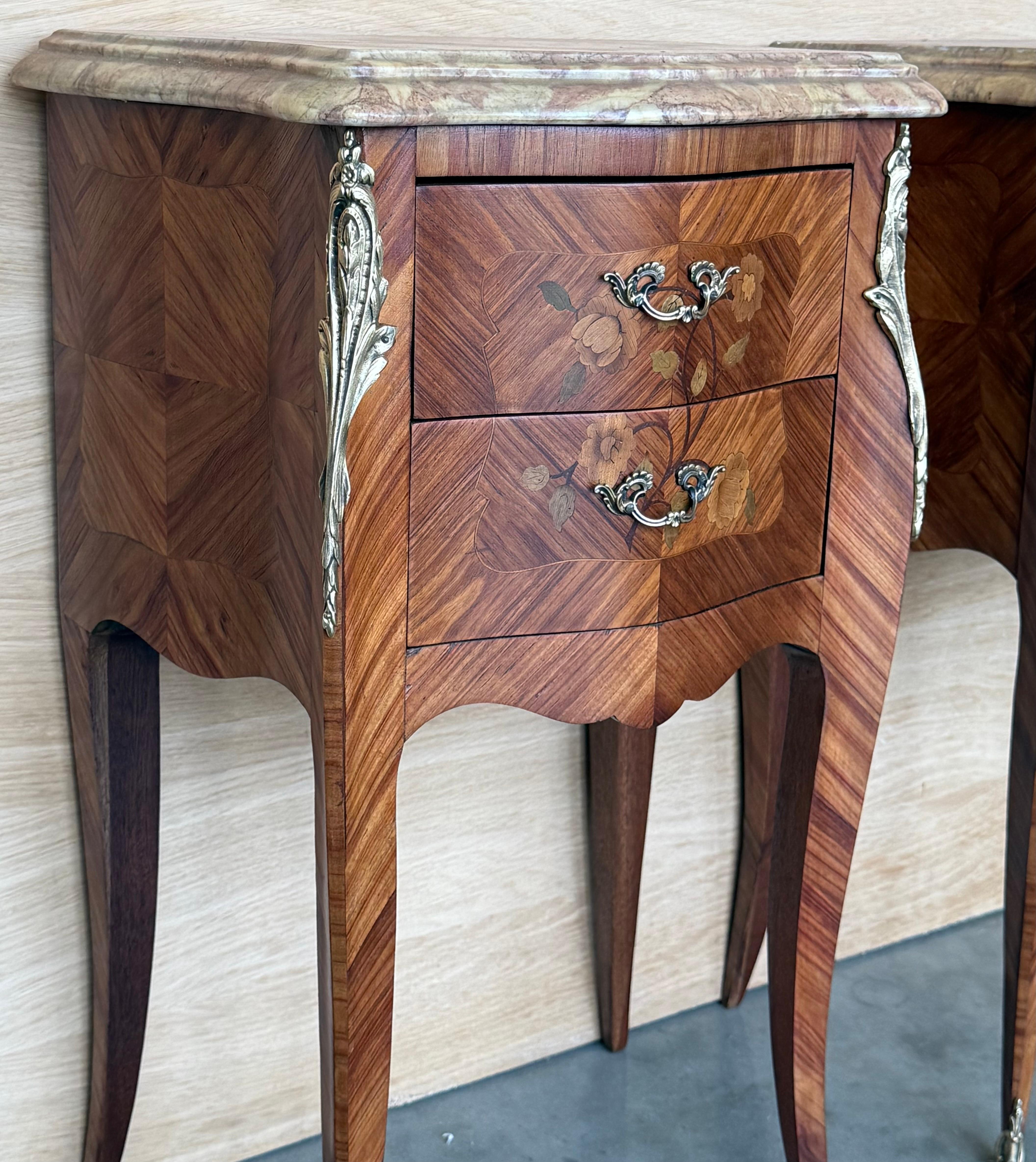 Paire de tables de nuit françaises anciennes de style Louis XV avec deux tiroirs en vente 4