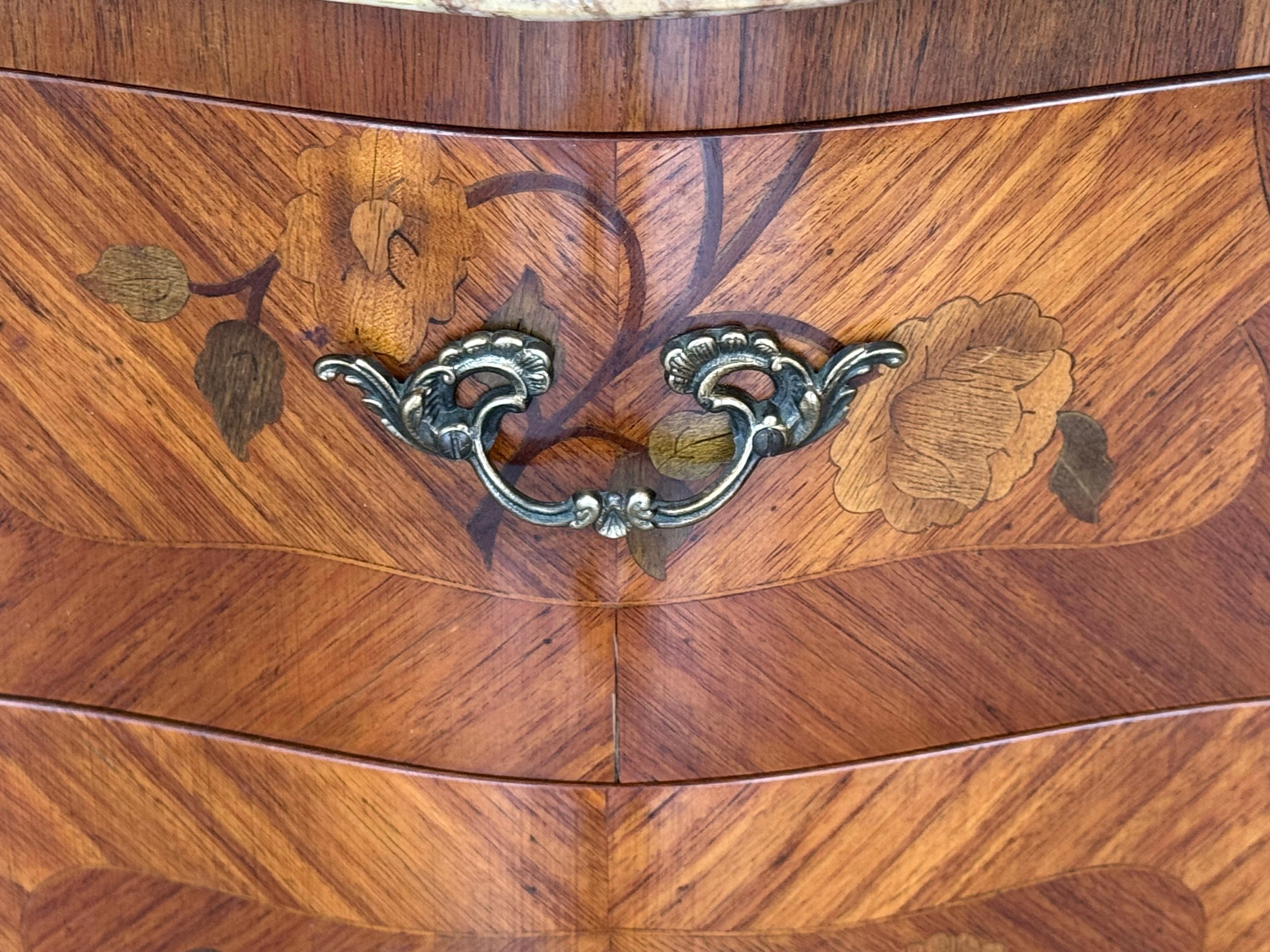 Paire de tables de nuit françaises anciennes de style Louis XV avec deux tiroirs en vente 5