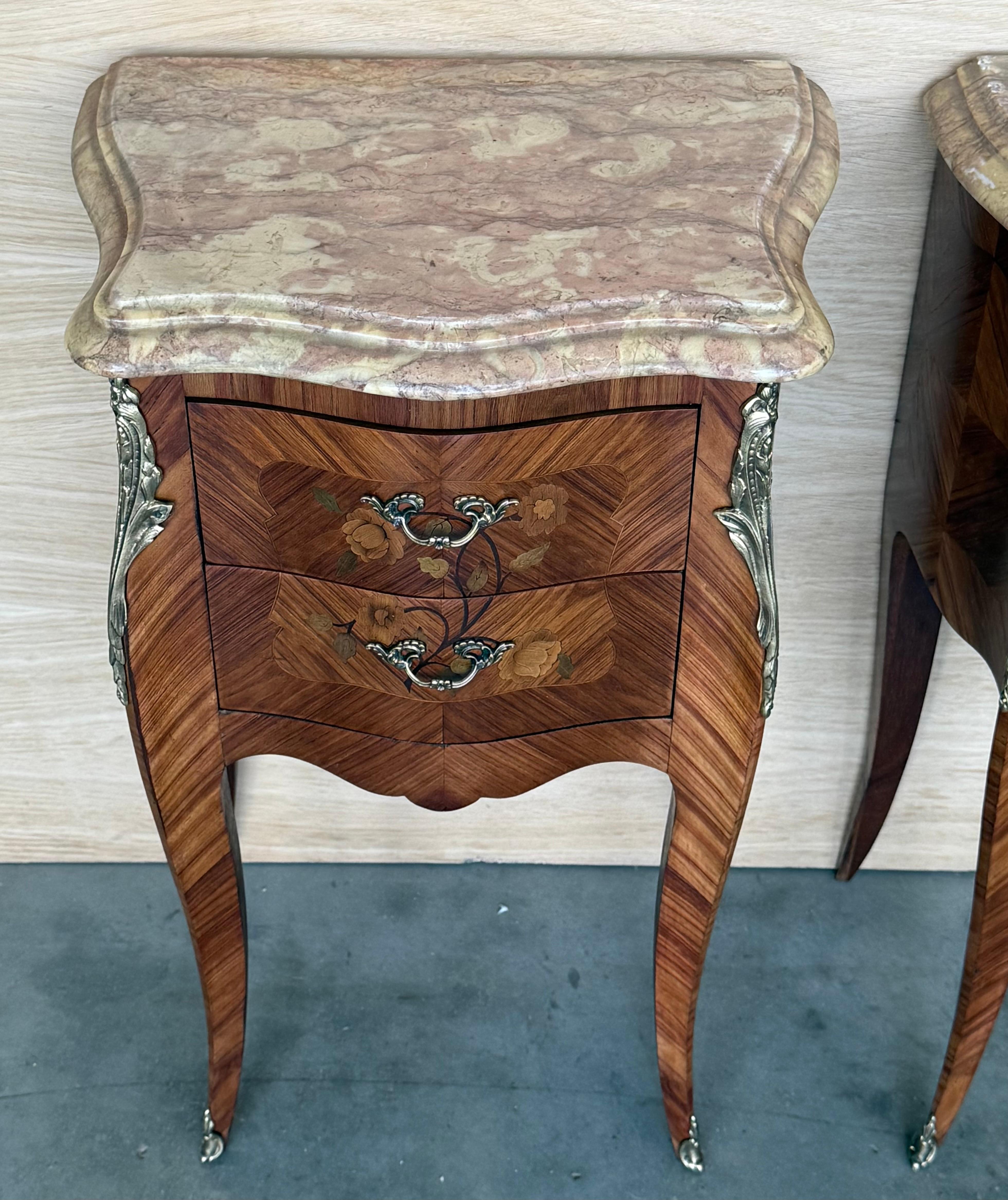 Paire de tables de nuit françaises anciennes de style Louis XV avec deux tiroirs en vente 5