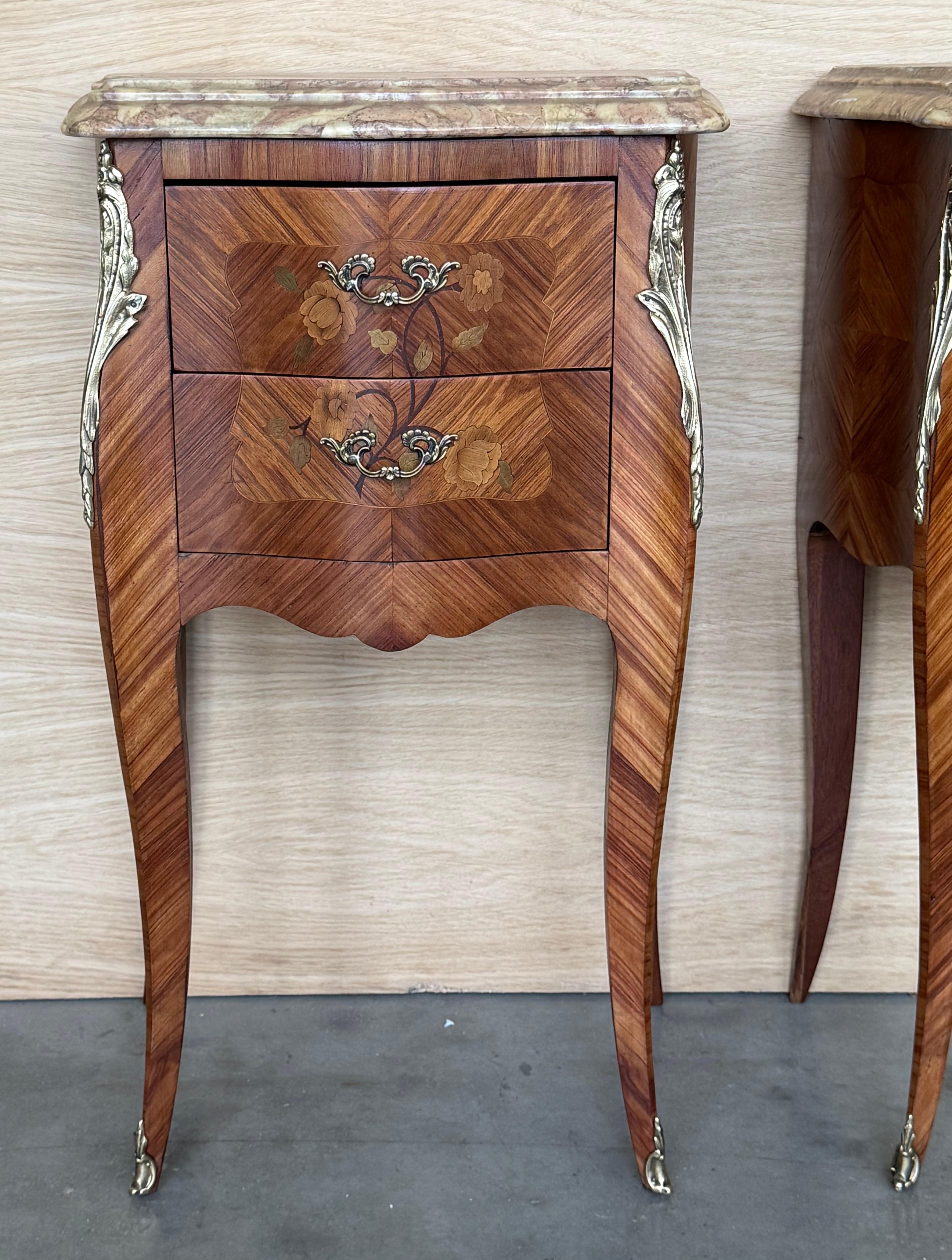 Paire de tables de nuit françaises anciennes de style Louis XV avec deux tiroirs en vente 6