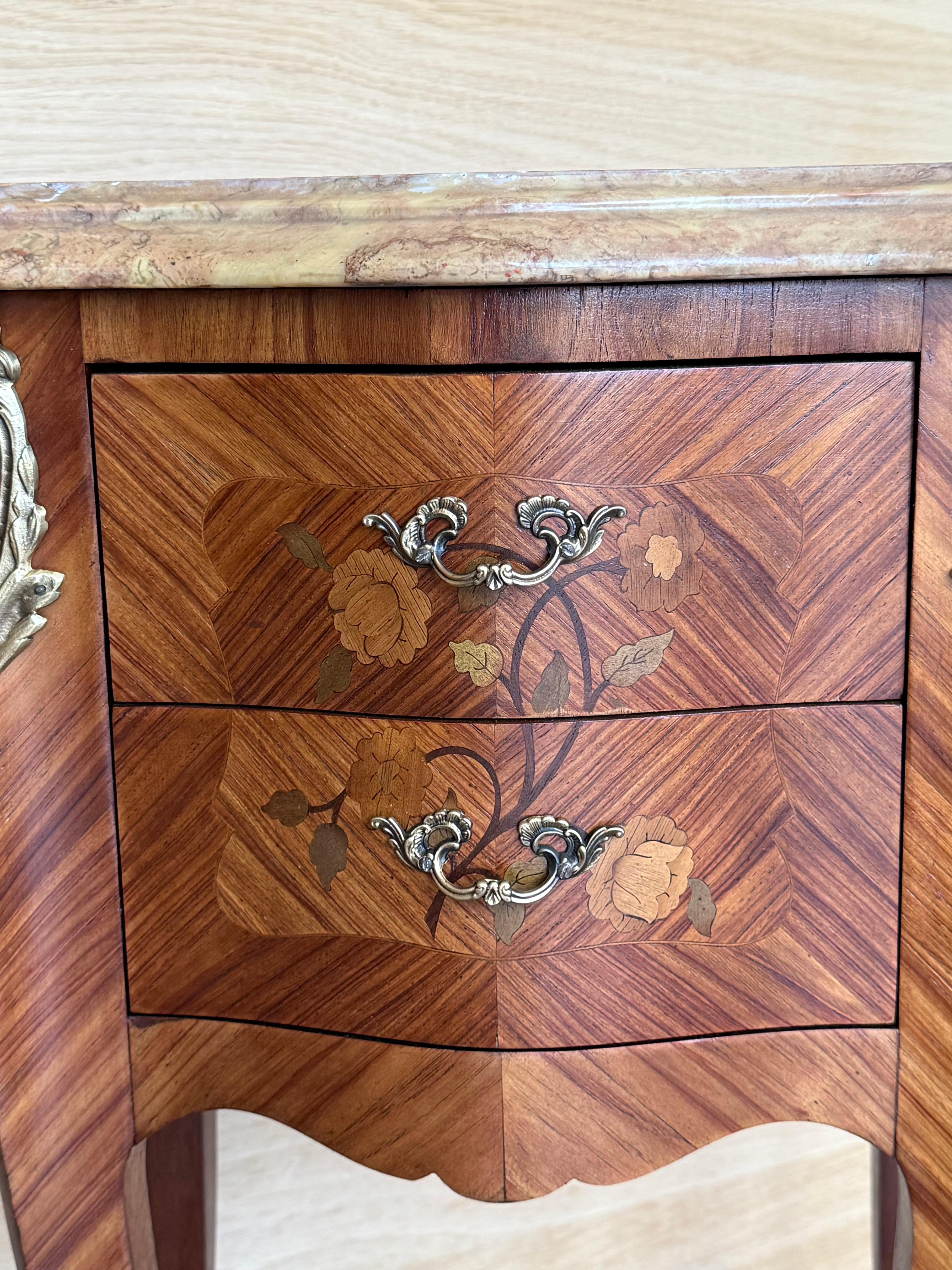 Paire de tables de nuit françaises anciennes de style Louis XV avec deux tiroirs en vente 8