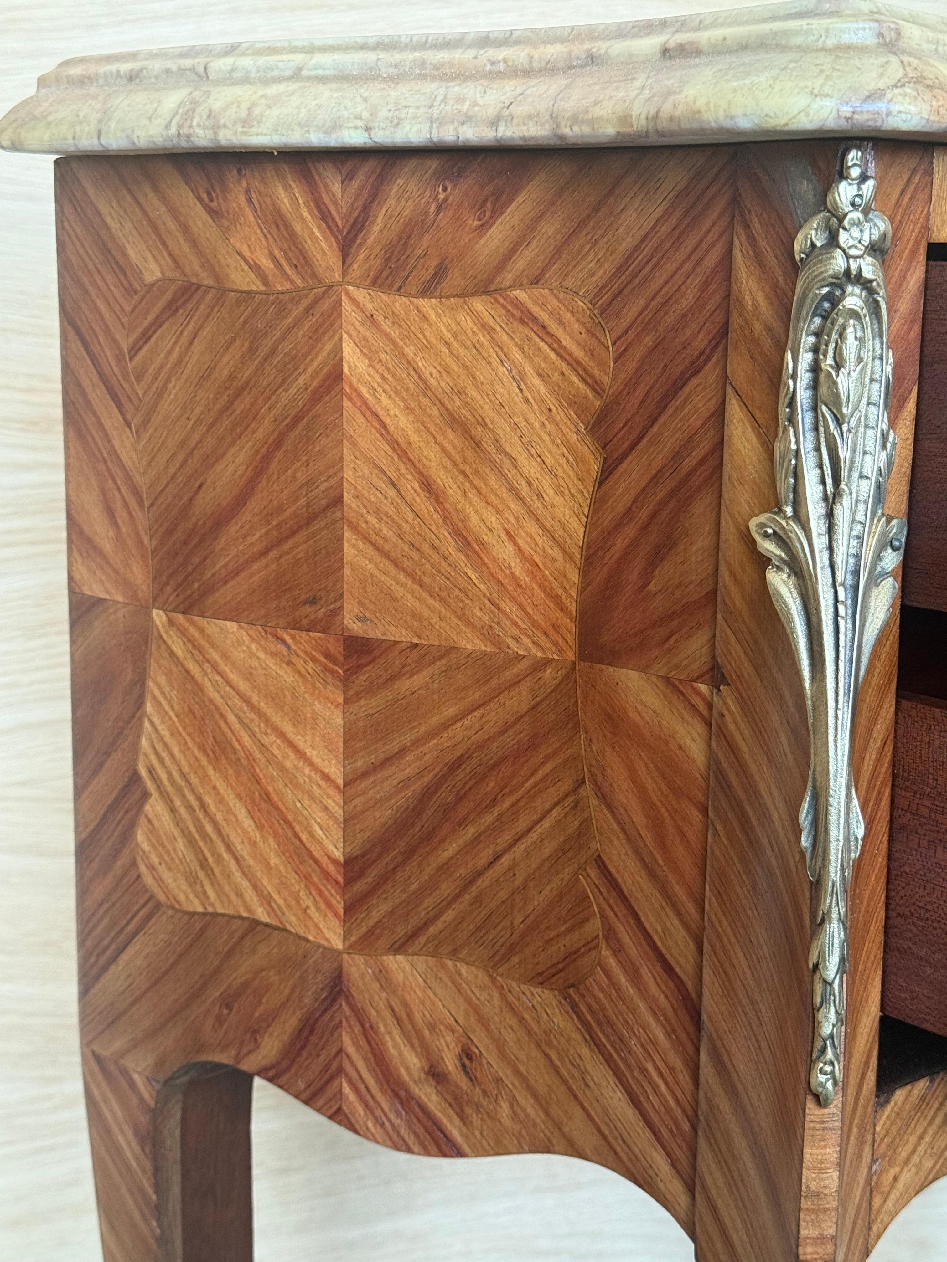 Paire de tables de nuit françaises anciennes de style Louis XV avec deux tiroirs en vente 9