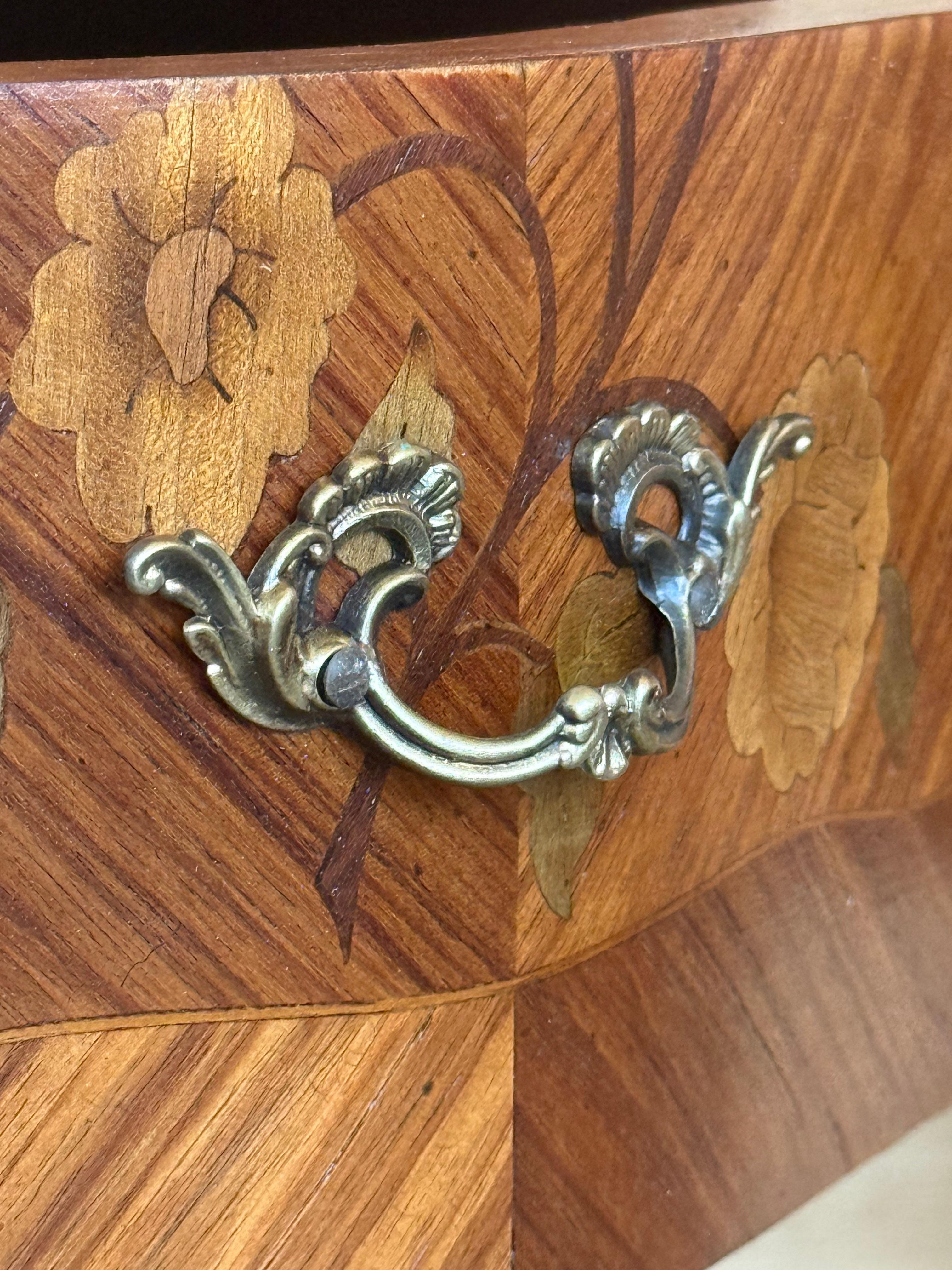 Paire de tables de nuit françaises anciennes de style Louis XV avec deux tiroirs en vente 10