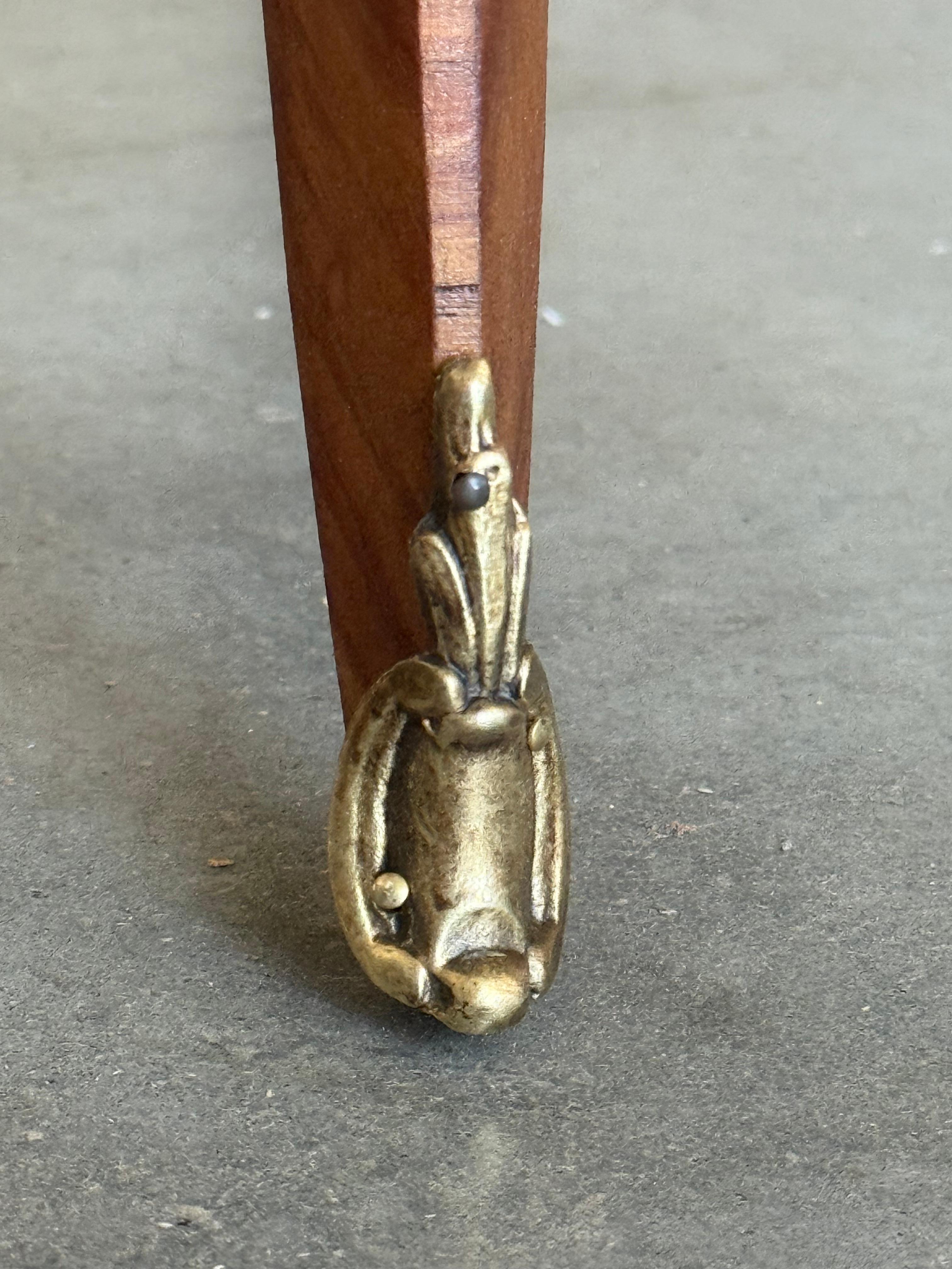 Paire de tables de nuit françaises anciennes de style Louis XV avec deux tiroirs en vente 11