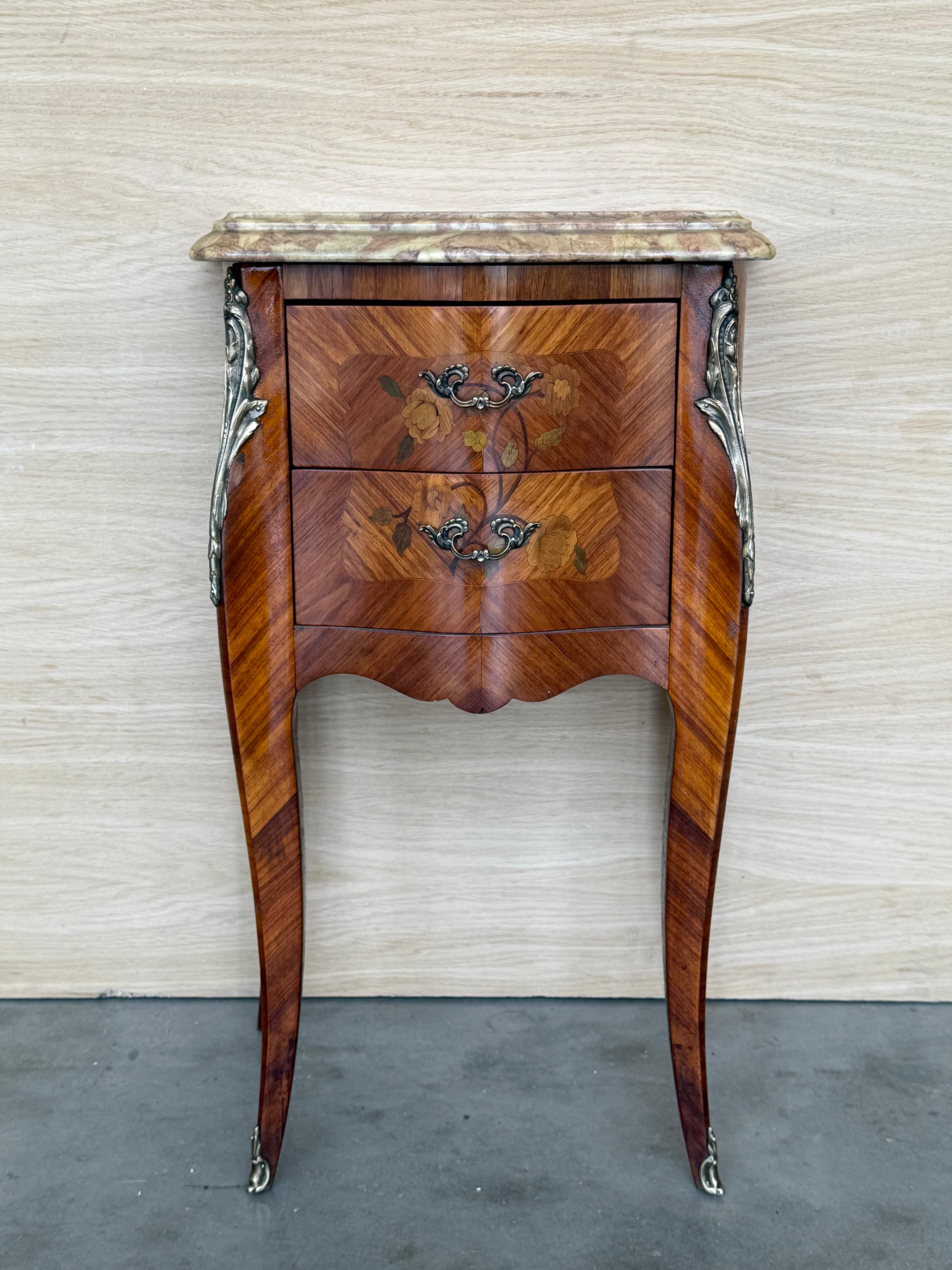 Paire de tables de nuit en marqueterie ancienne française Louis XV avec dessus en marbre offrent beaucoup de style dans des dimensions réduites ! Les contours subtils et les formes de volutes sont évidents dans les poteaux d'angle et les pieds,