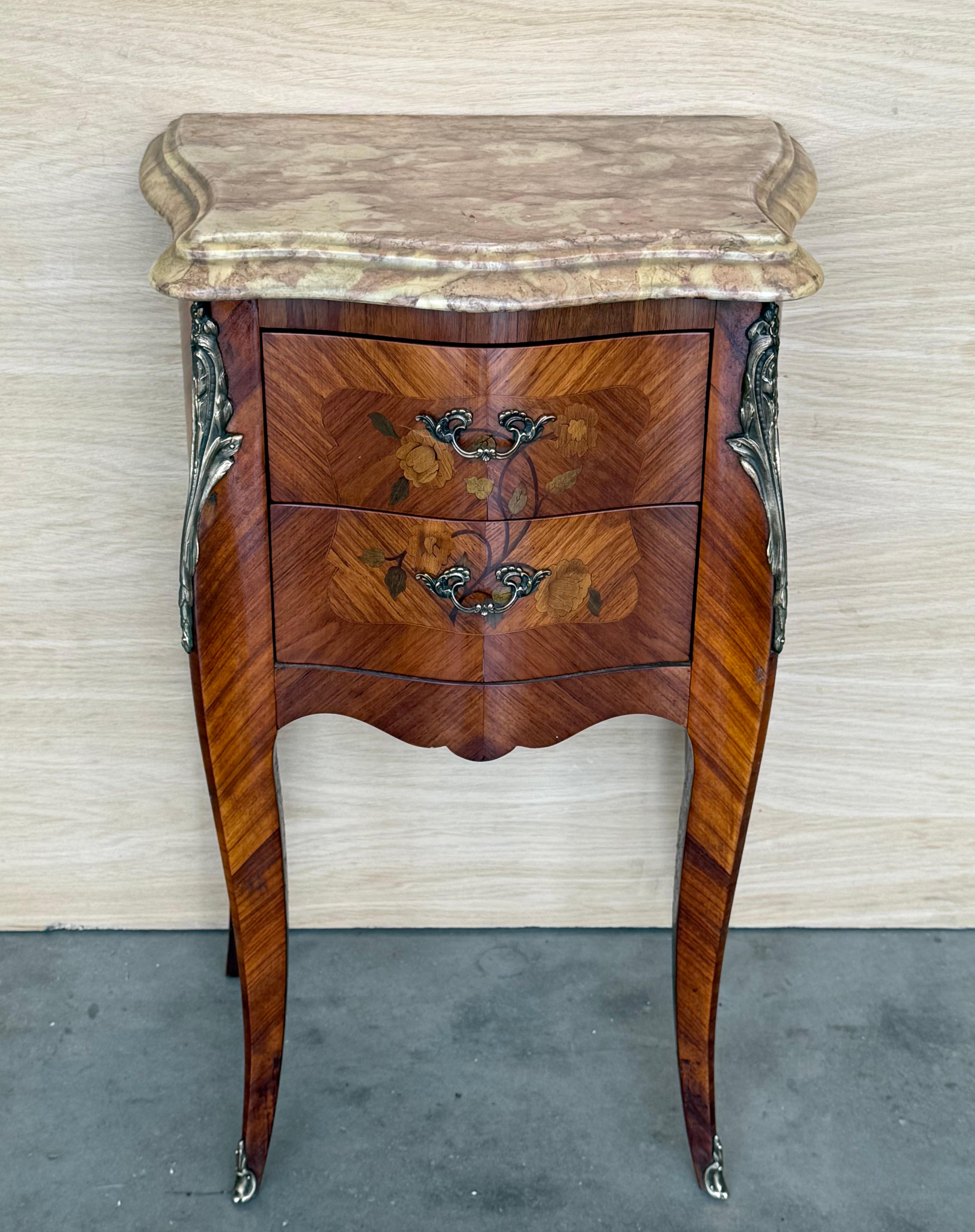 Provincial français Paire de tables de nuit françaises anciennes de style Louis XV avec deux tiroirs en vente