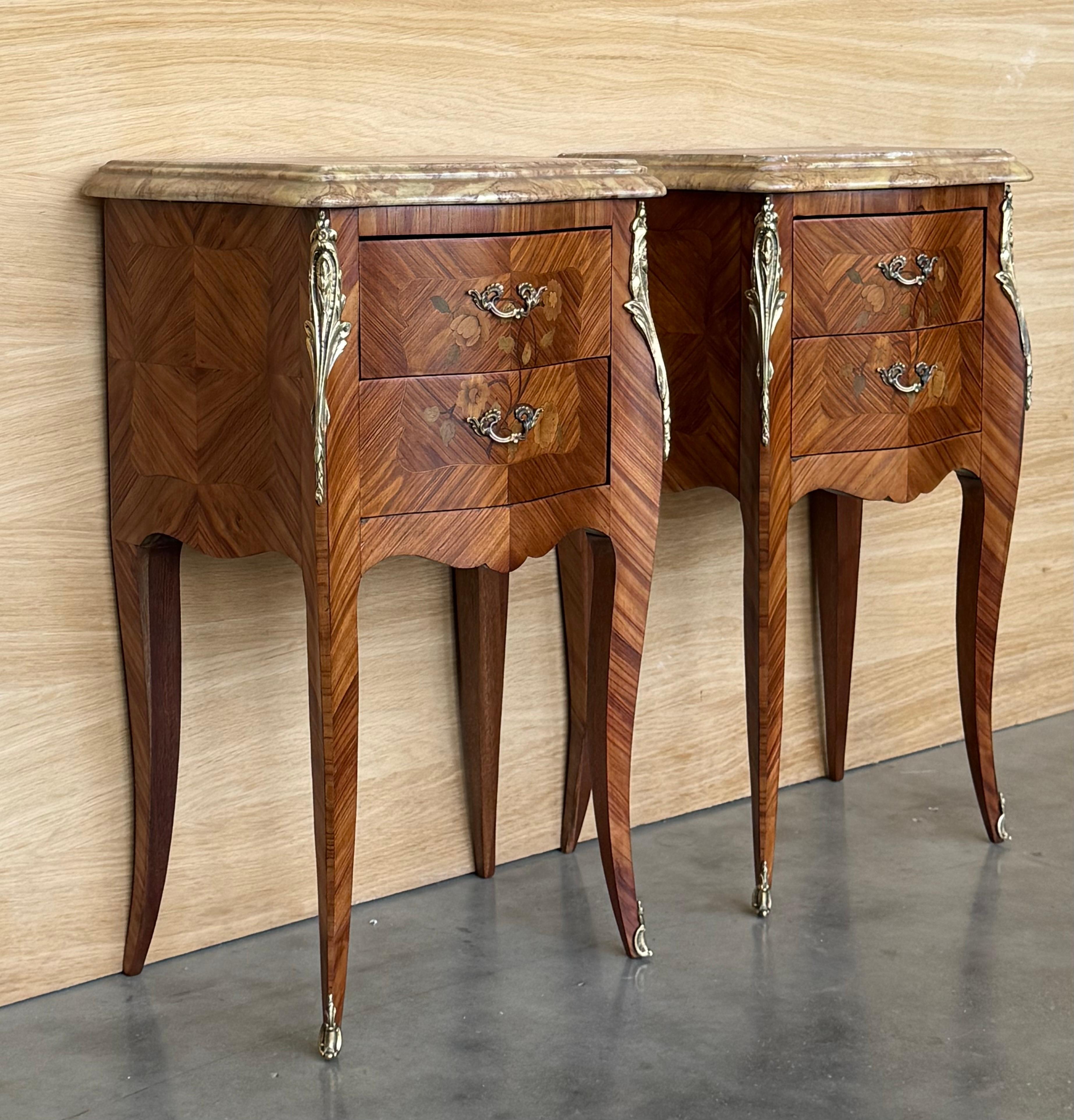 Provincial français Paire de tables de nuit françaises anciennes de style Louis XV avec deux tiroirs en vente