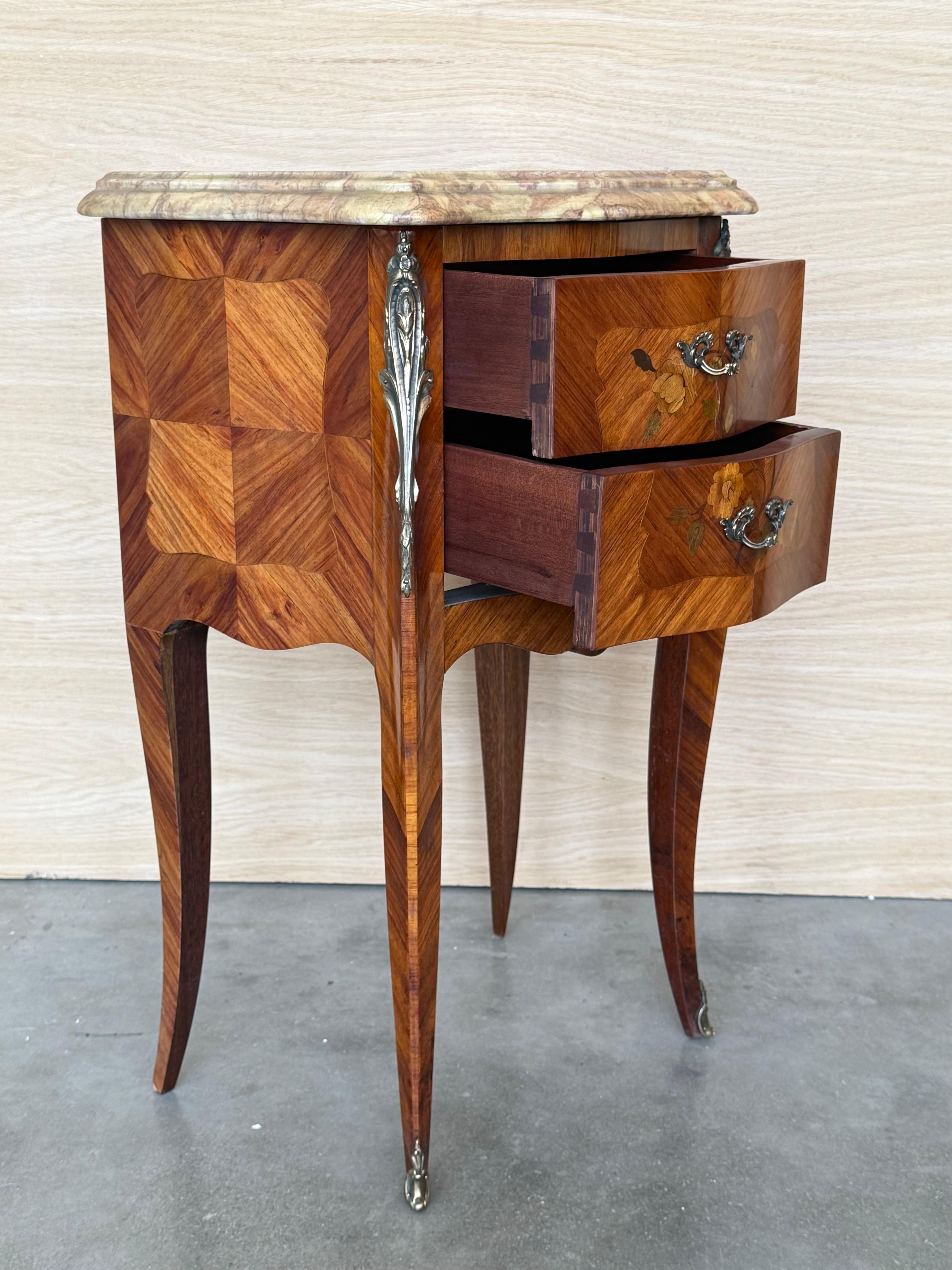 Français Paire de tables de nuit françaises anciennes de style Louis XV avec deux tiroirs en vente