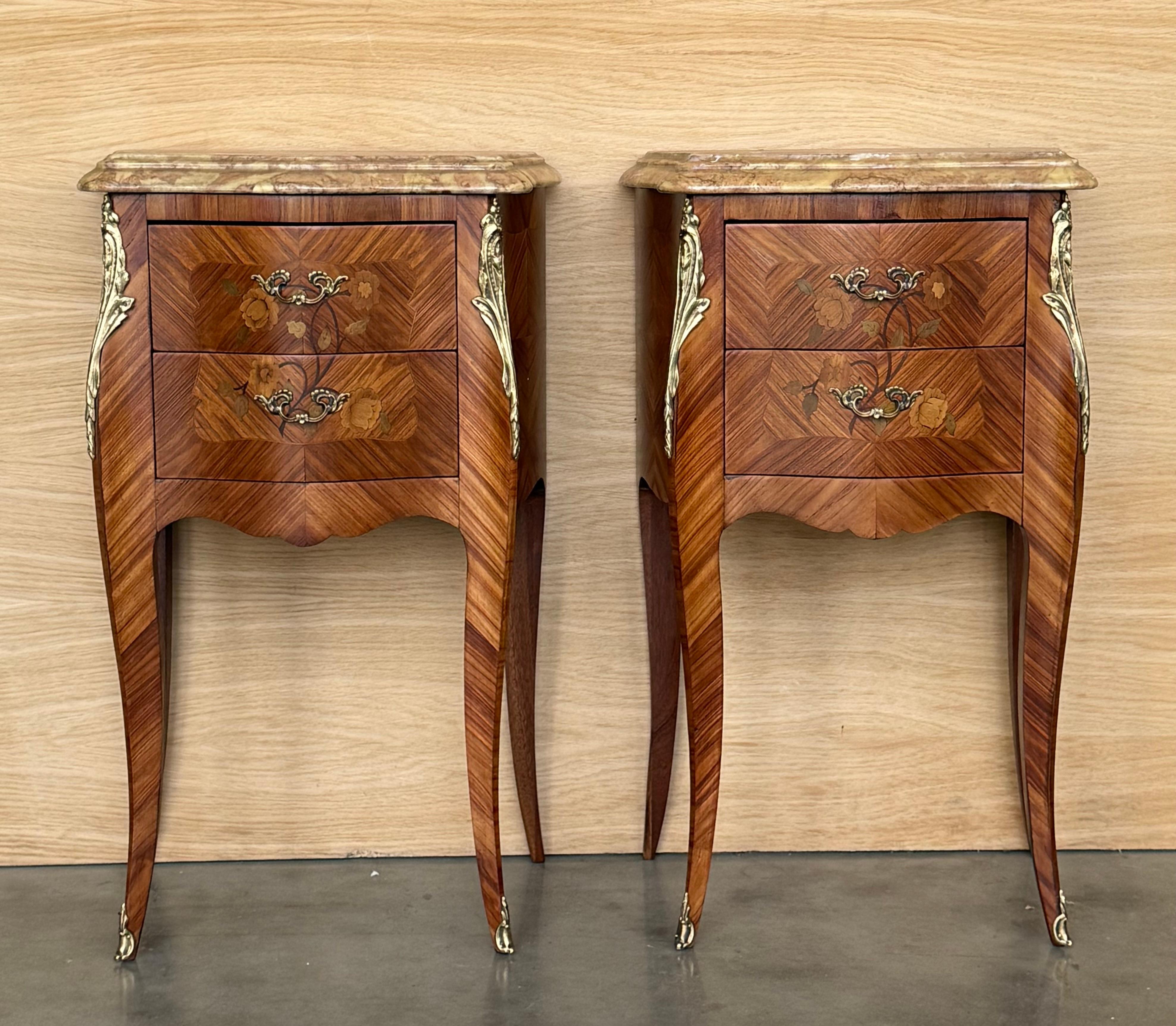 Français Paire de tables de nuit françaises anciennes de style Louis XV avec deux tiroirs en vente