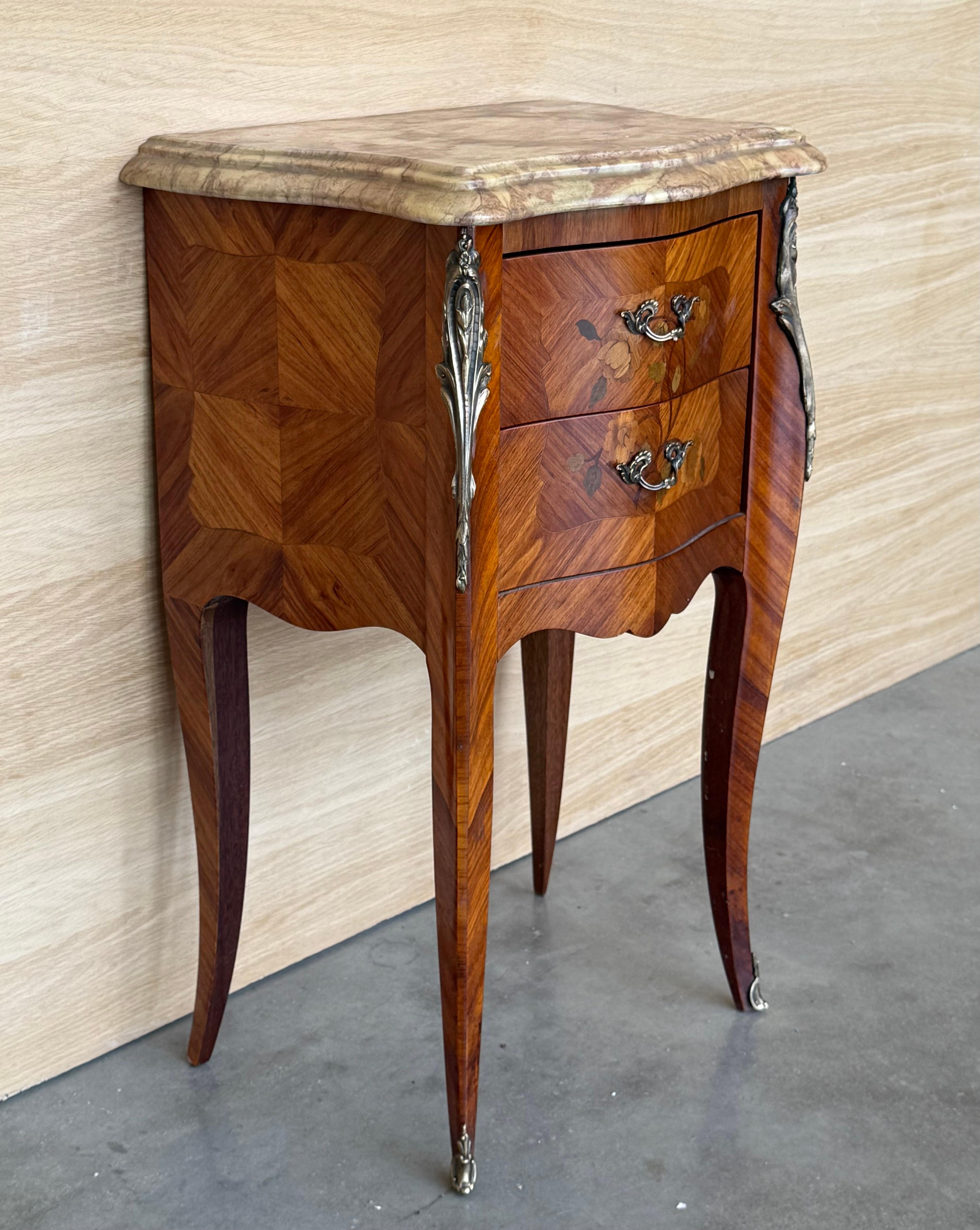 Paire de tables de nuit françaises anciennes de style Louis XV avec deux tiroirs Bon état - En vente à Miami, FL