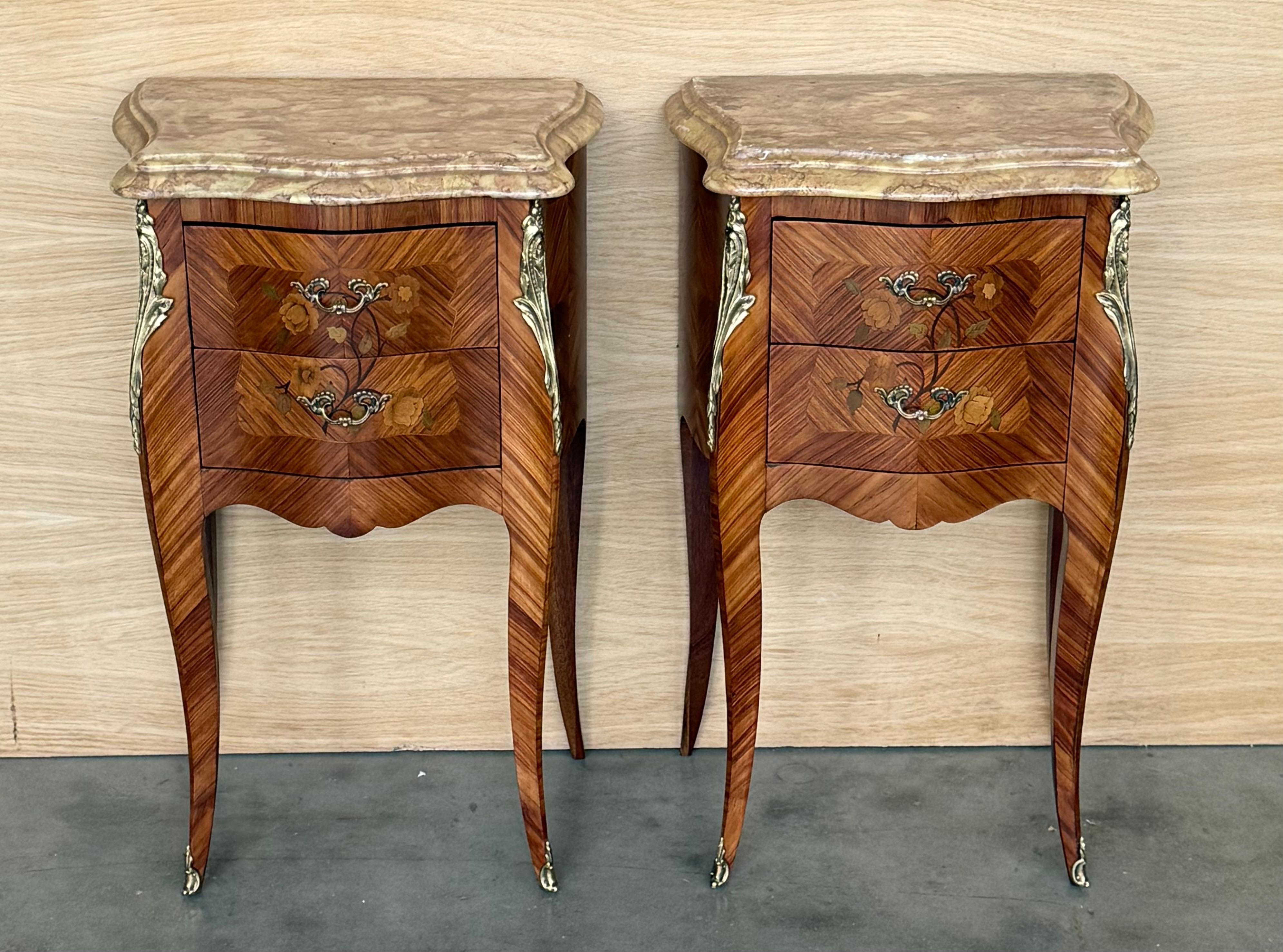 Paire de tables de nuit françaises anciennes de style Louis XV avec deux tiroirs Bon état - En vente à Miami, FL