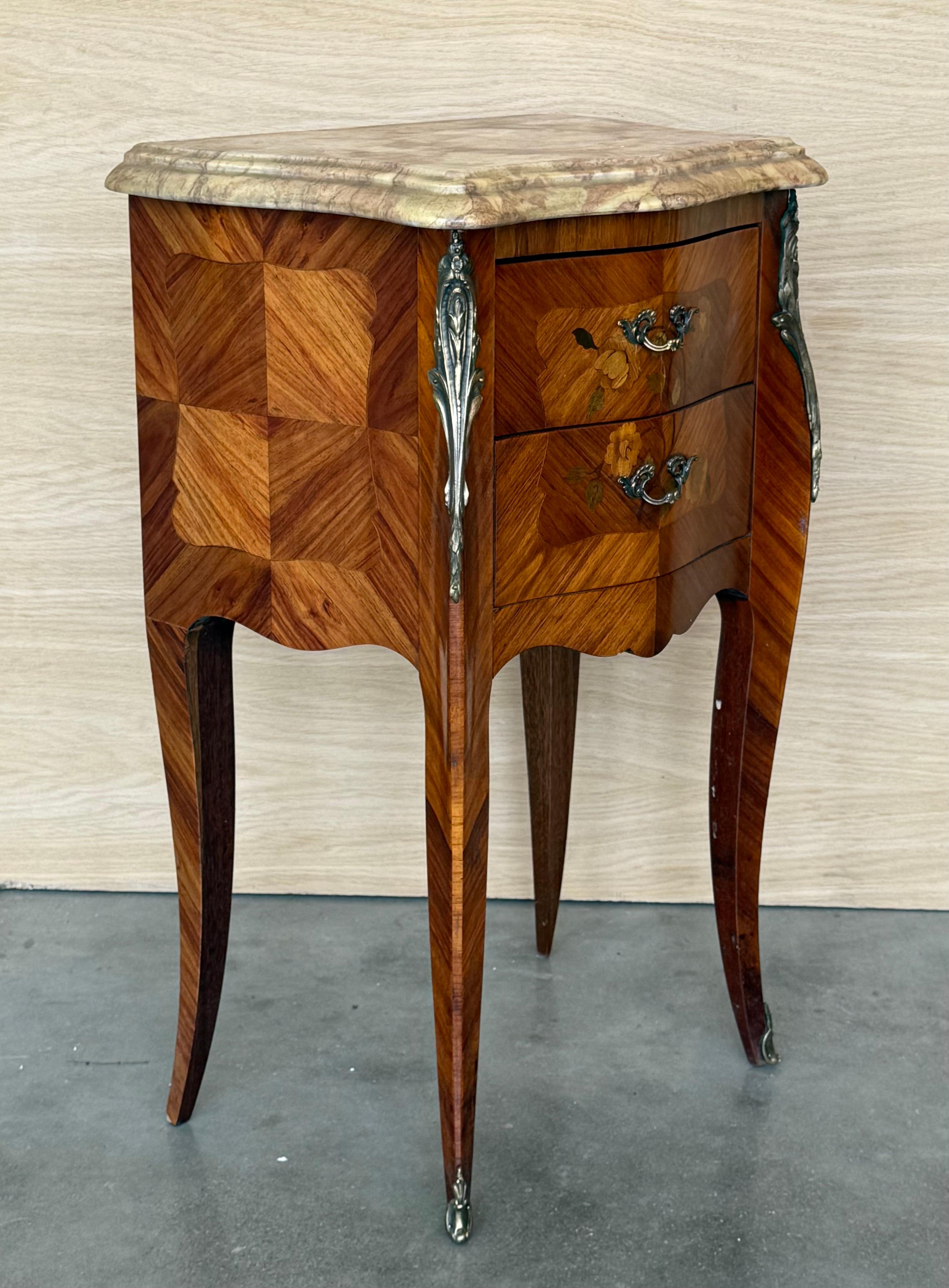 XIXe siècle Paire de tables de nuit françaises anciennes de style Louis XV avec deux tiroirs en vente