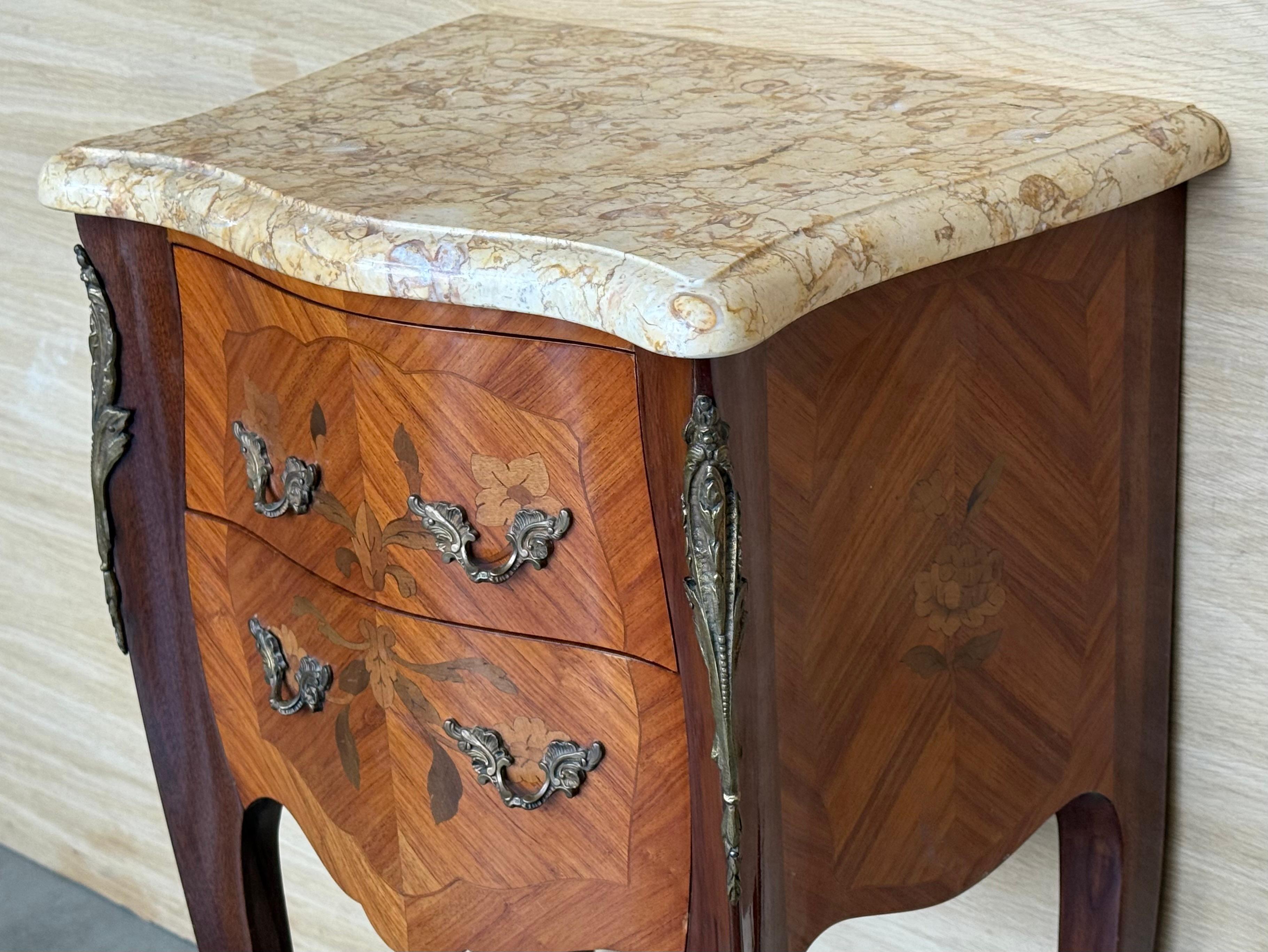 Marbre Paire de tables de nuit françaises anciennes de style Louis XV avec deux tiroirs en vente