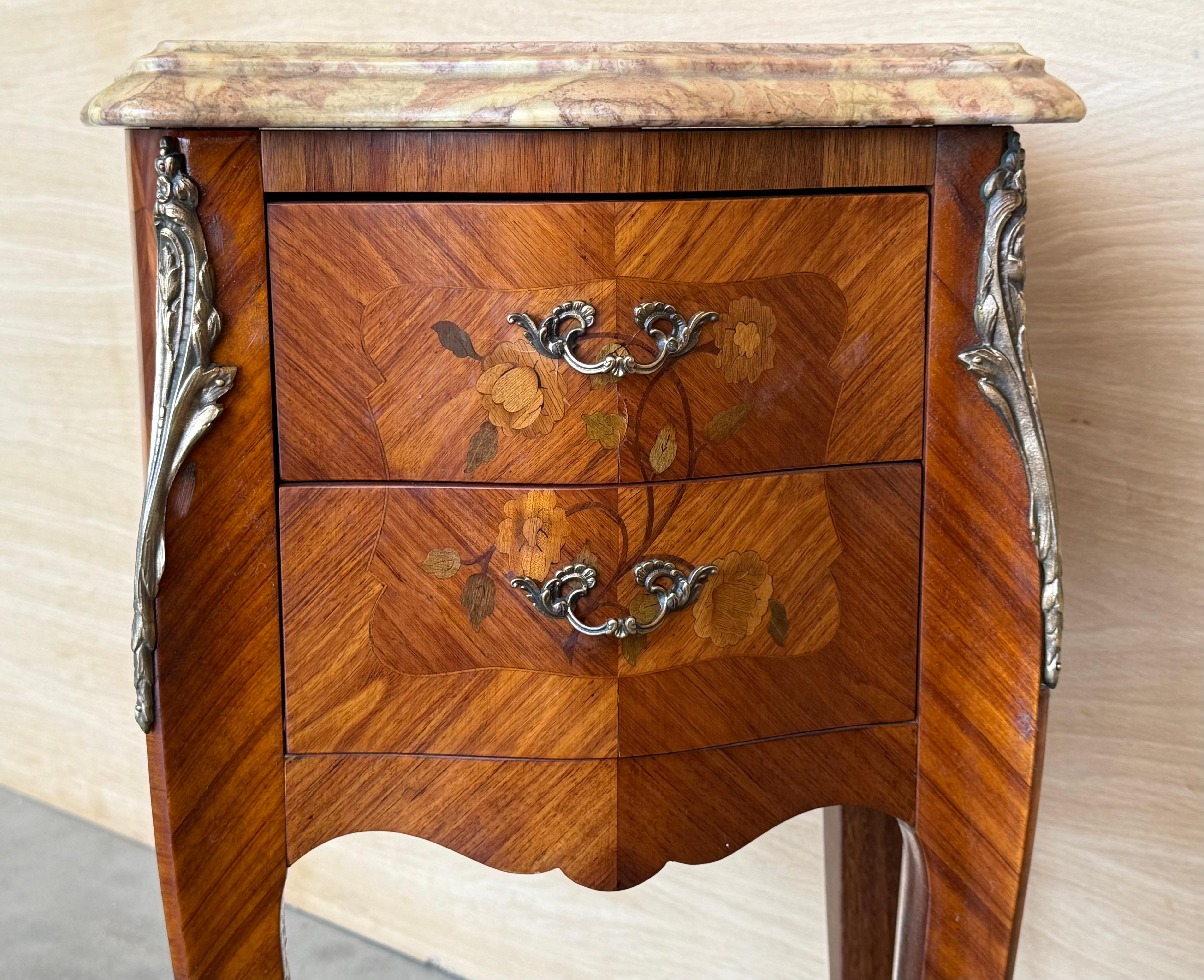 Marbre Paire de tables de nuit françaises anciennes de style Louis XV avec deux tiroirs en vente