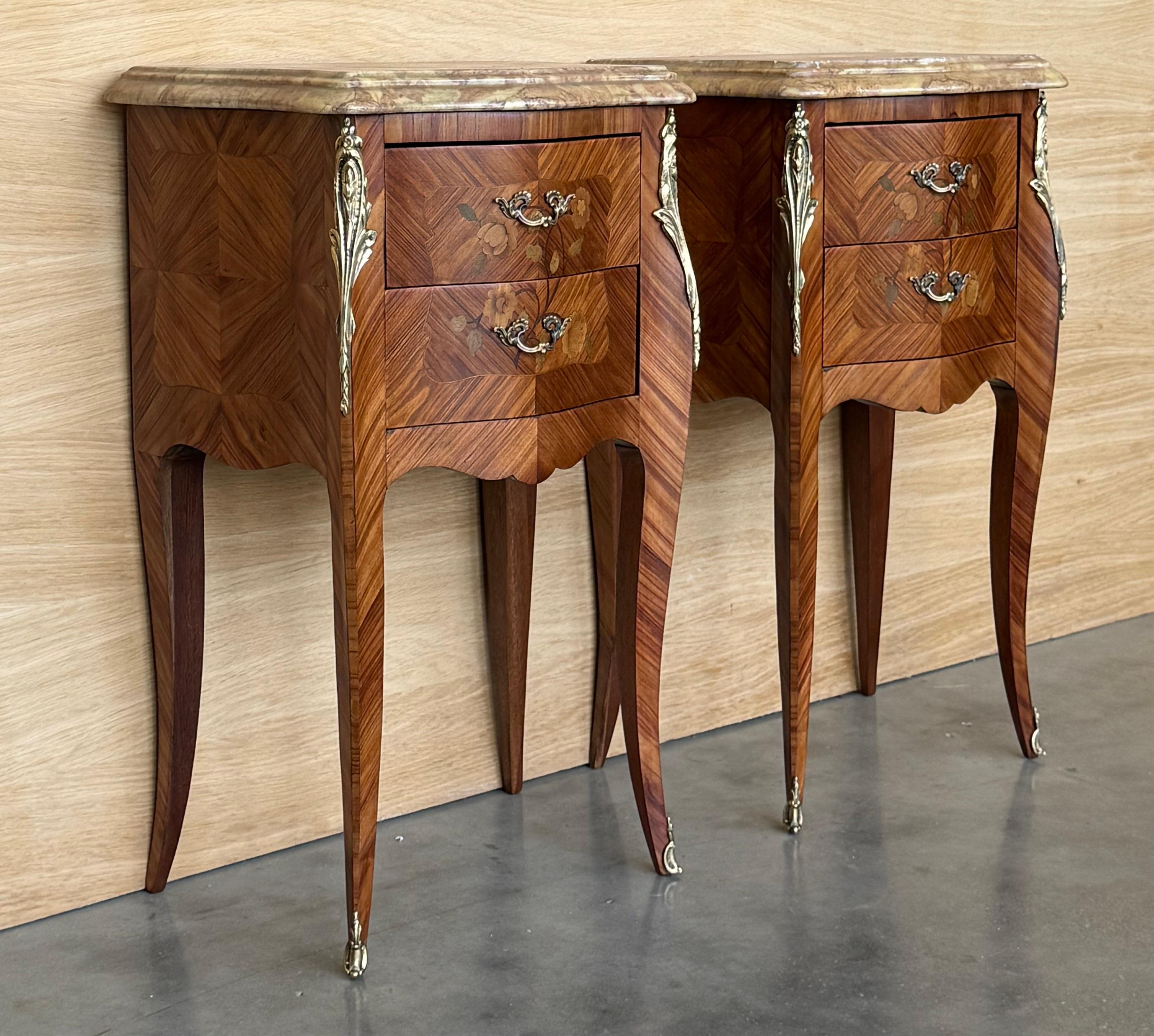 Marbre Paire de tables de nuit françaises anciennes de style Louis XV avec deux tiroirs en vente