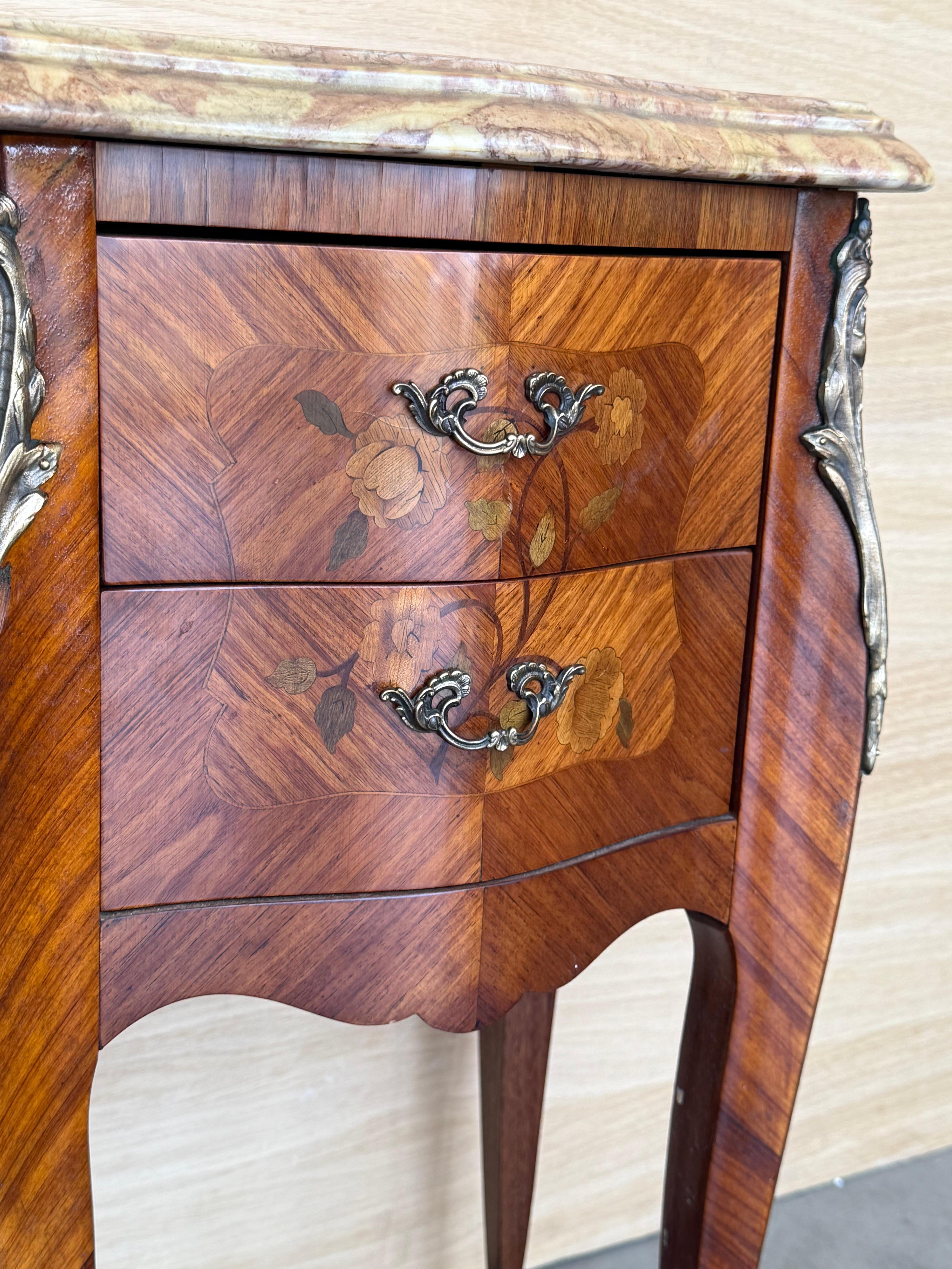 Paire de tables de nuit françaises anciennes de style Louis XV avec deux tiroirs en vente 1