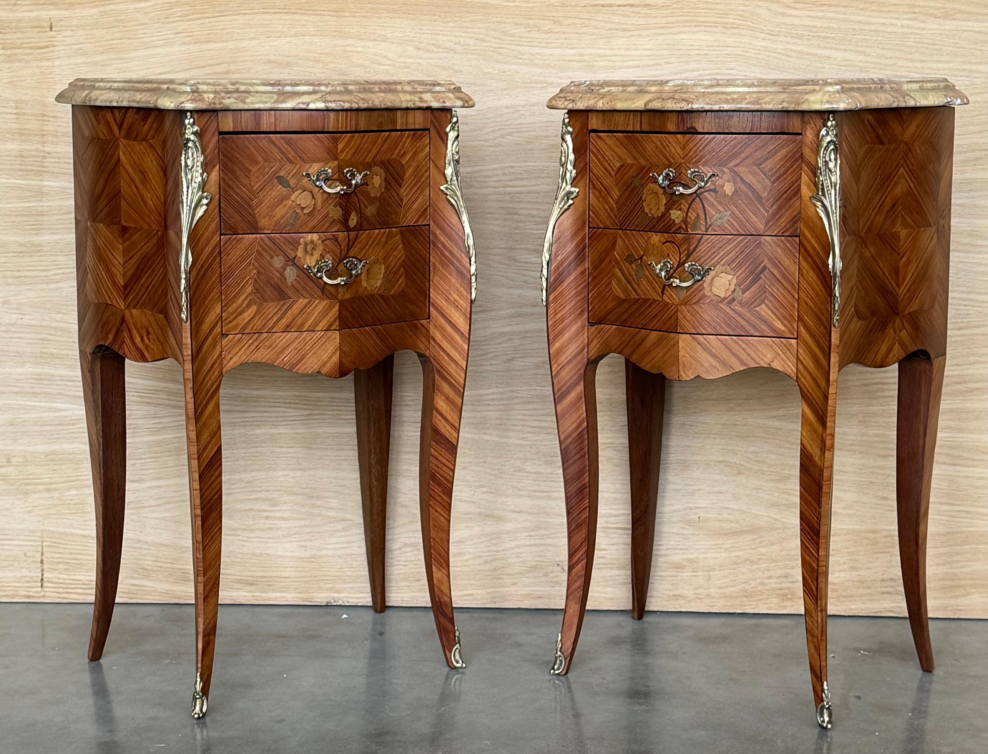 Paire de tables de nuit françaises anciennes de style Louis XV avec deux tiroirs en vente 1