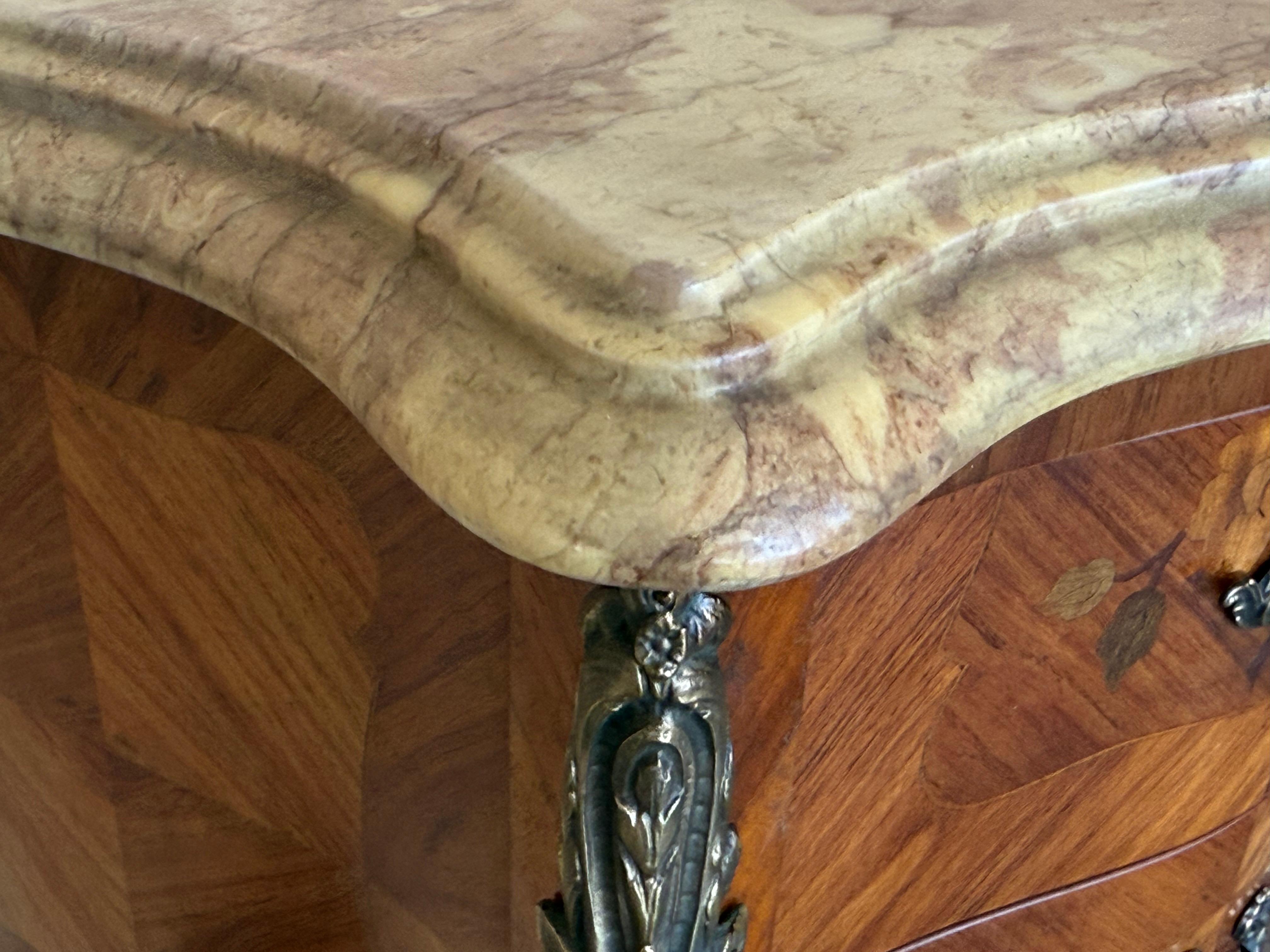 Paire de tables de nuit françaises anciennes de style Louis XV avec deux tiroirs en vente 2
