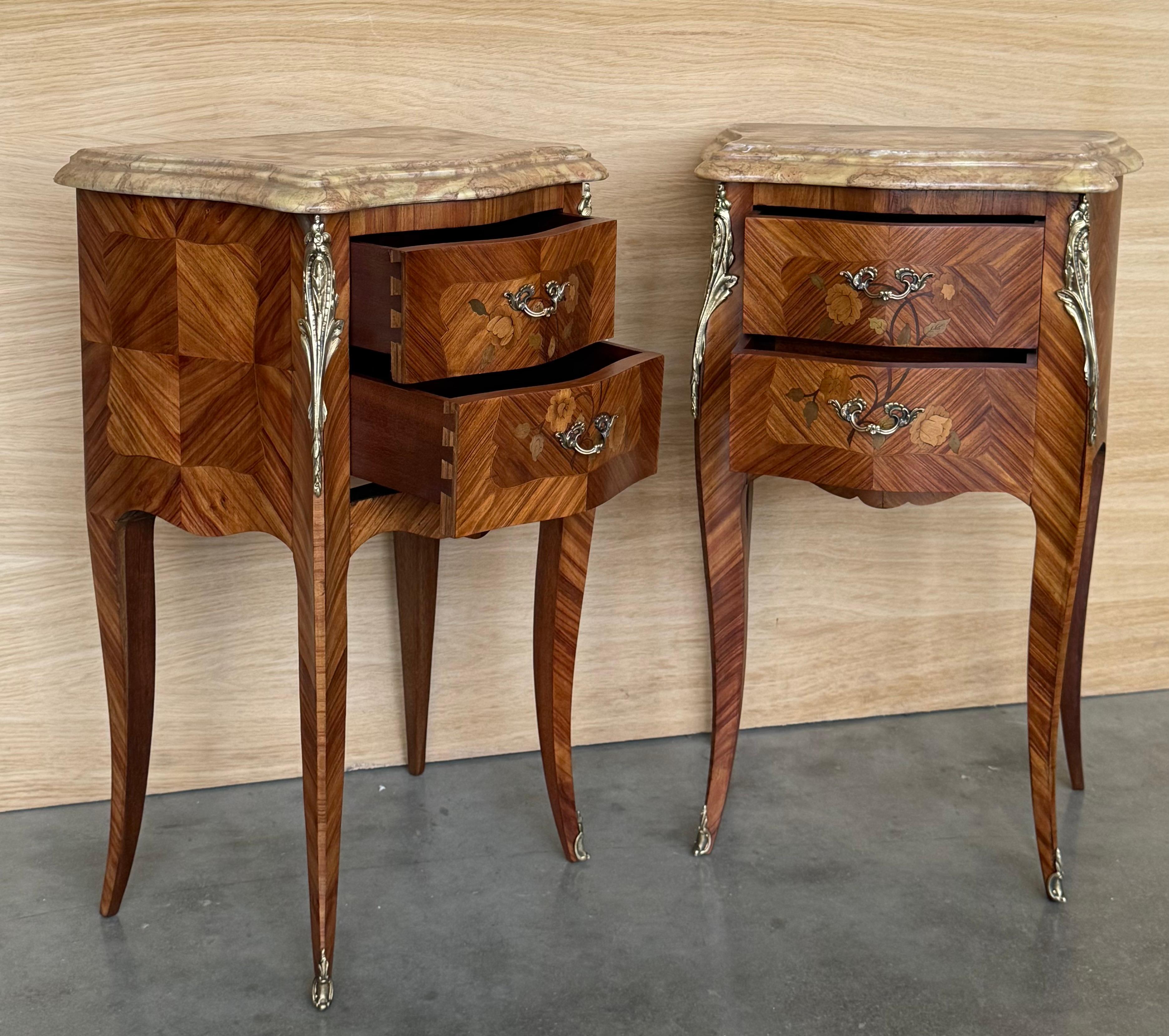 Paire de tables de nuit françaises anciennes de style Louis XV avec deux tiroirs en vente 2