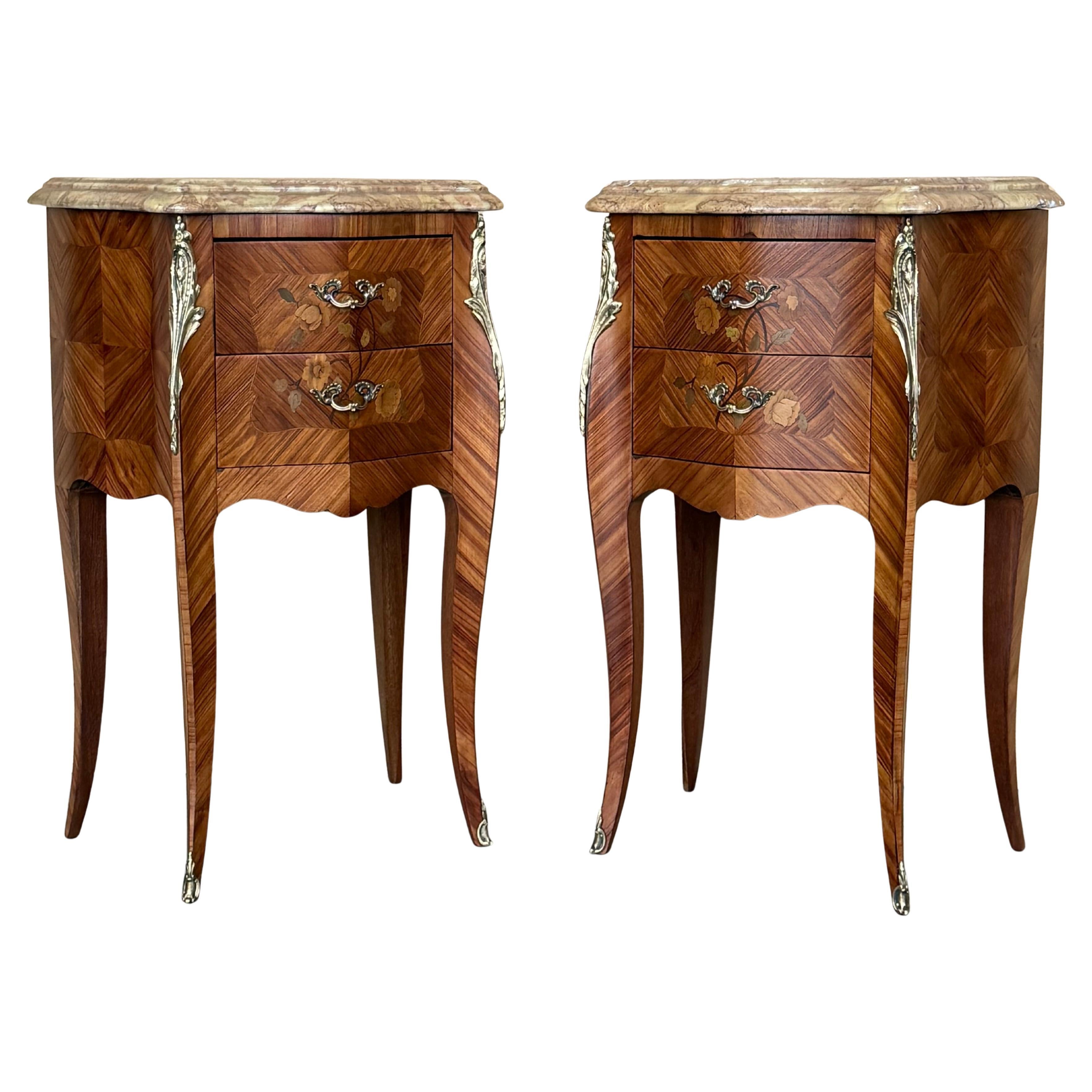 Paire de tables de nuit françaises anciennes de style Louis XV avec deux tiroirs en vente