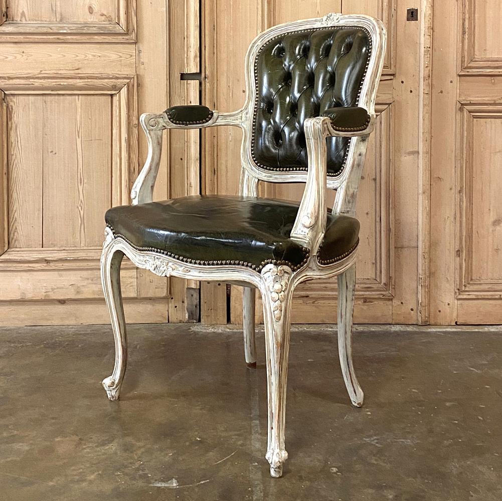 Paire de fauteuils français anciens peints de style Louis XV en cuir en vente 4