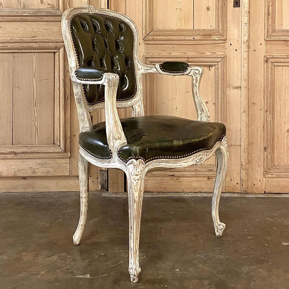 Paire de fauteuils français anciens peints de style Louis XV en cuir en vente 5