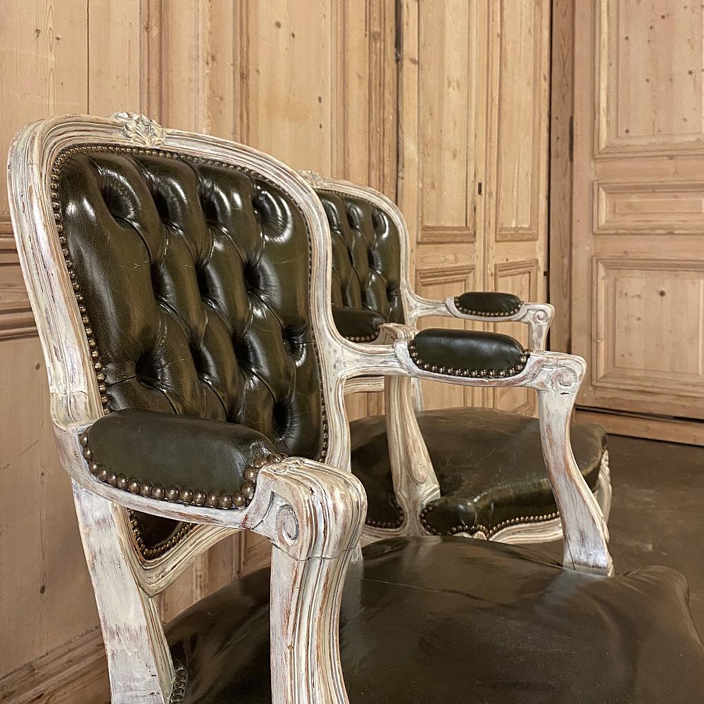 20ième siècle Paire de fauteuils français anciens peints de style Louis XV en cuir en vente