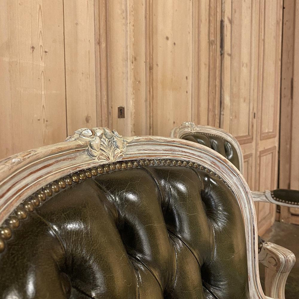 Cuir Paire de fauteuils français anciens peints de style Louis XV en cuir en vente