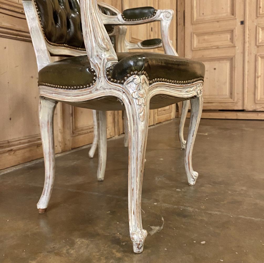 Paire de fauteuils français anciens peints de style Louis XV en cuir en vente 1