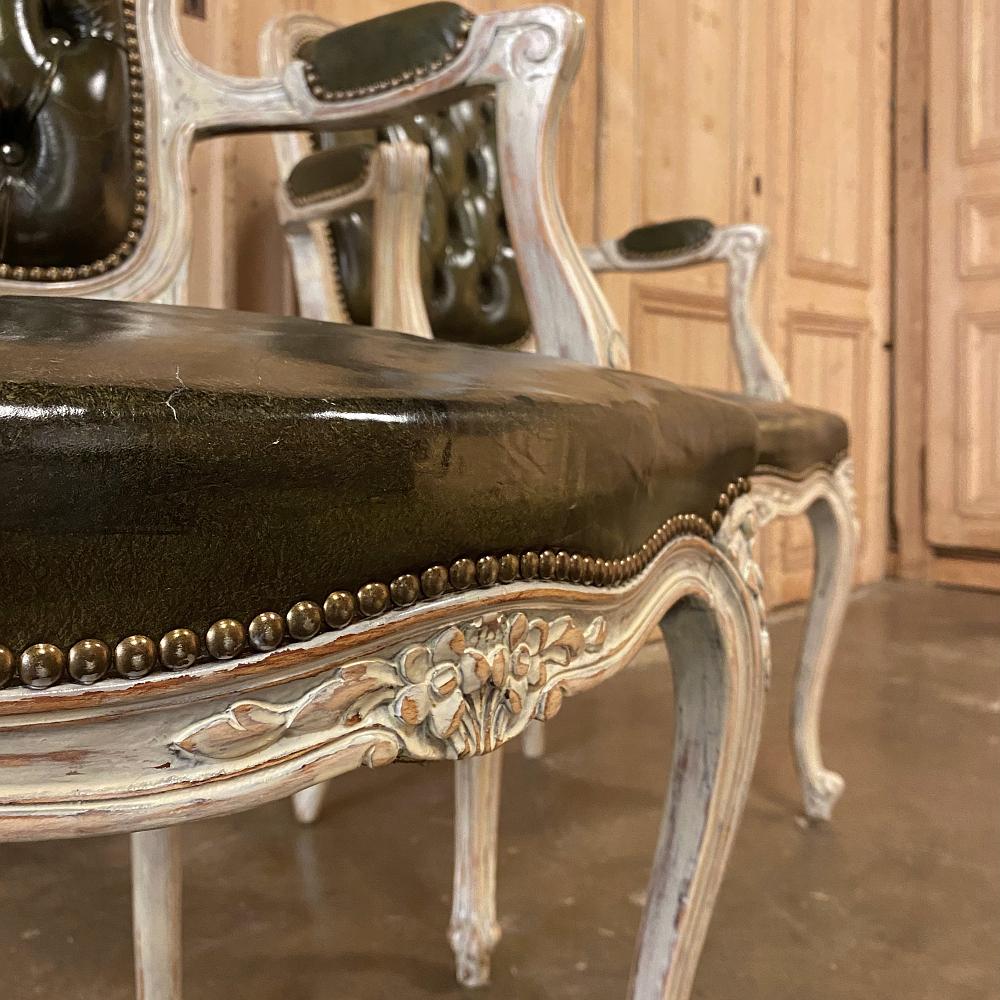 Paire de fauteuils français anciens peints de style Louis XV en cuir en vente 2