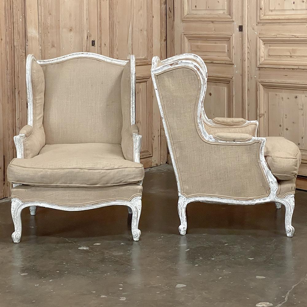 Paar antike französische Louis XV.-Sessel mit bemalter Ohrensessel ~ Bergeres (Leinen) im Angebot