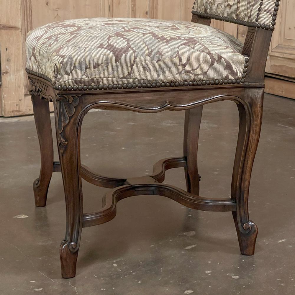 Paire de chaises d'appoint françaises anciennes Louis XV avec tapisserie en vente 13