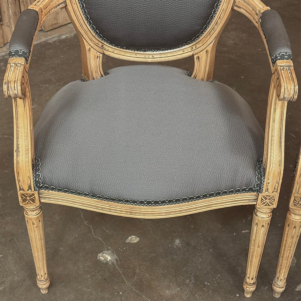 Paire d'anciens fauteuils Louis XVI français ~ Fauteuils en vente 3