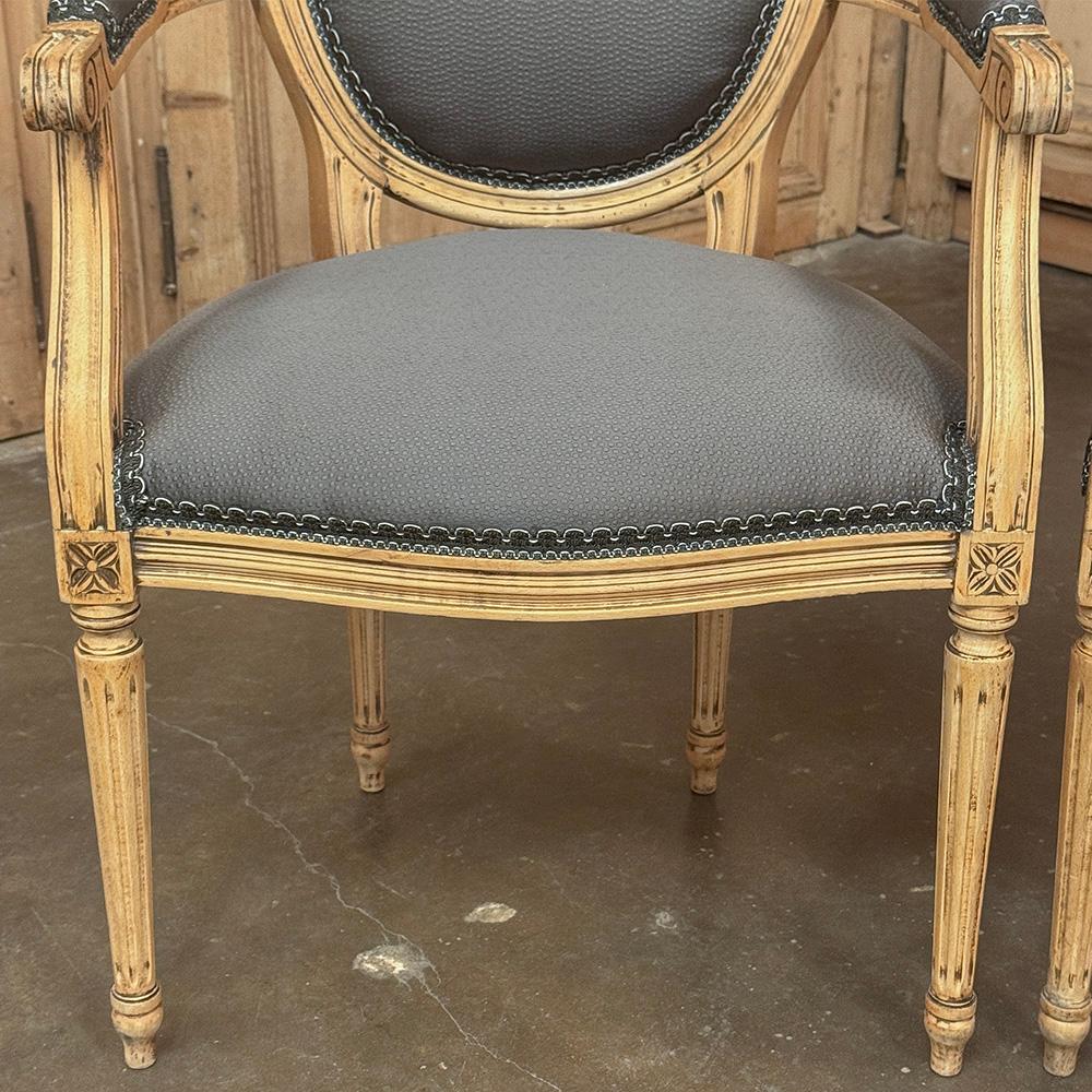 Paire d'anciens fauteuils Louis XVI français ~ Fauteuils en vente 4