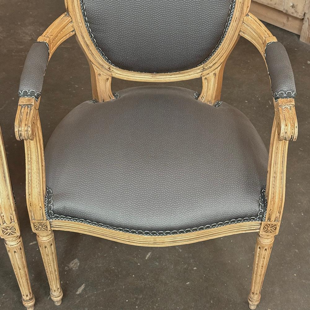 Paire d'anciens fauteuils Louis XVI français ~ Fauteuils en vente 5