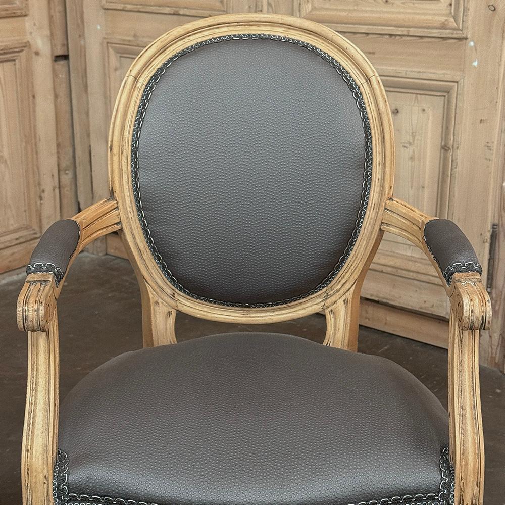 Paire d'anciens fauteuils Louis XVI français ~ Fauteuils en vente 6