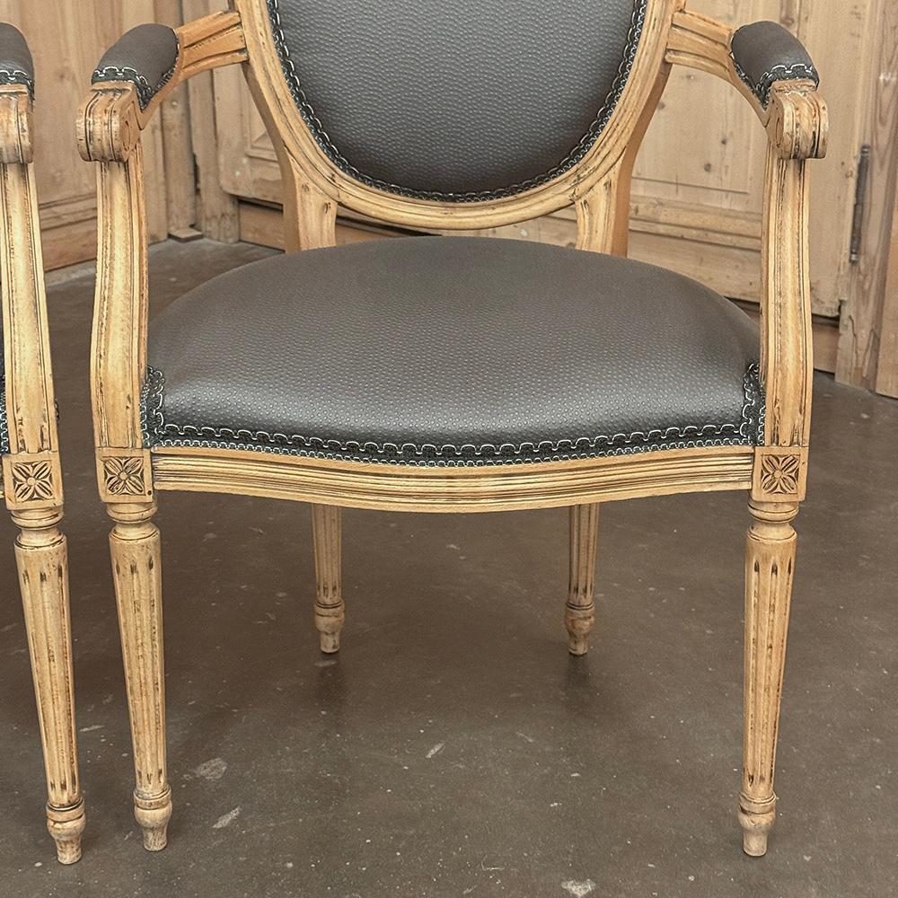 Paire d'anciens fauteuils Louis XVI français ~ Fauteuils en vente 7
