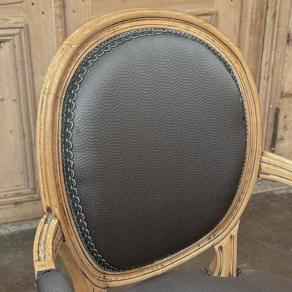 Paire d'anciens fauteuils Louis XVI français ~ Fauteuils en vente 8