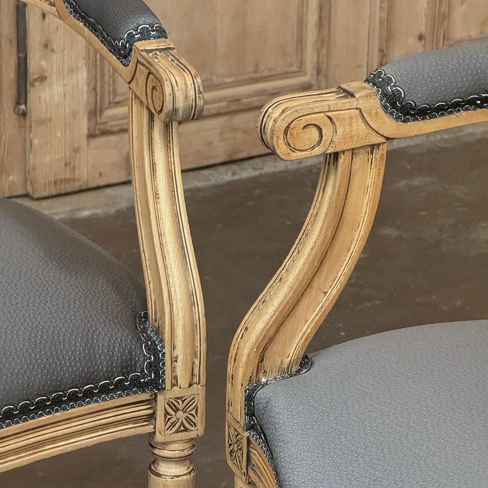 Paire d'anciens fauteuils Louis XVI français ~ Fauteuils en vente 9
