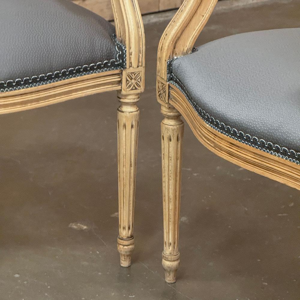Paire d'anciens fauteuils Louis XVI français ~ Fauteuils en vente 10