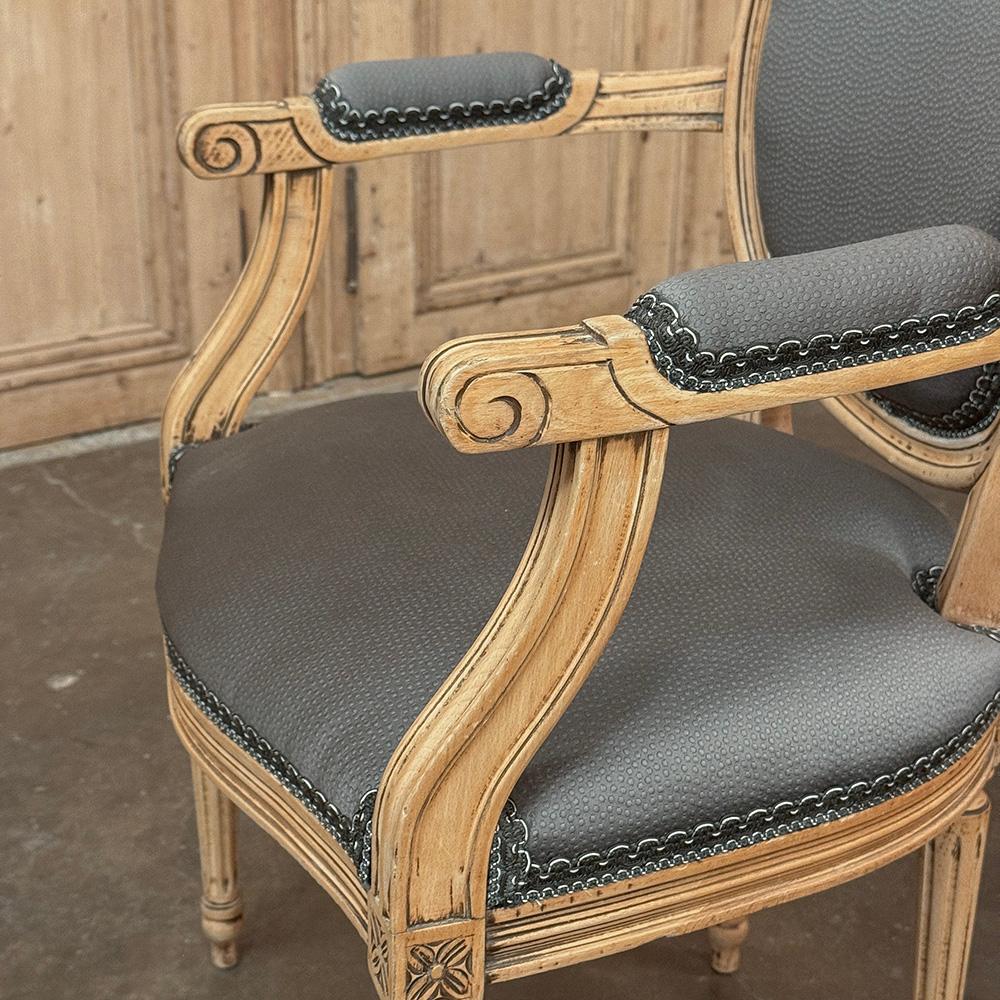 Paire d'anciens fauteuils Louis XVI français ~ Fauteuils en vente 11