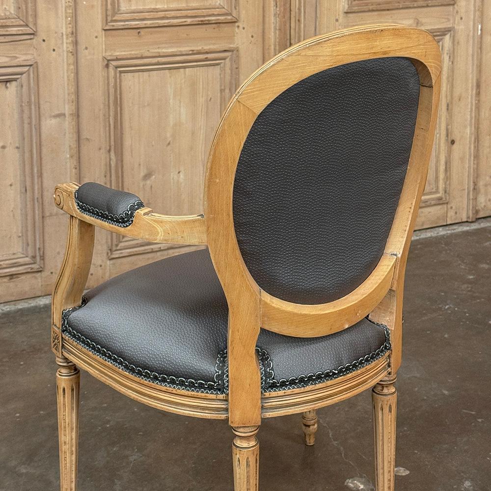 Paire d'anciens fauteuils Louis XVI français ~ Fauteuils en vente 12